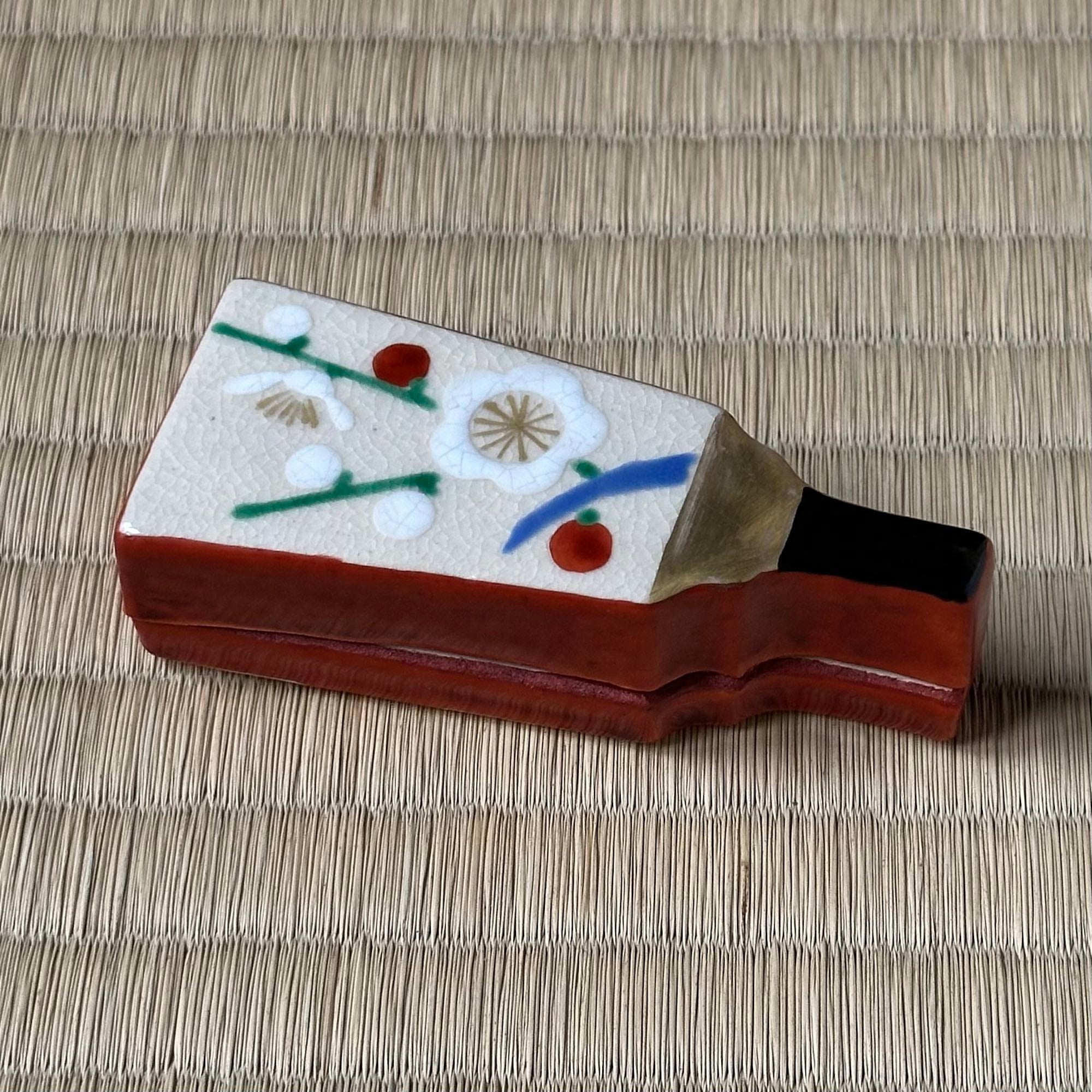 Kōgō en céramique kutani décor kōhaku bai (pruniers rouges et blancs) de Tachikichi et nerikō (billes d’encens) japonais