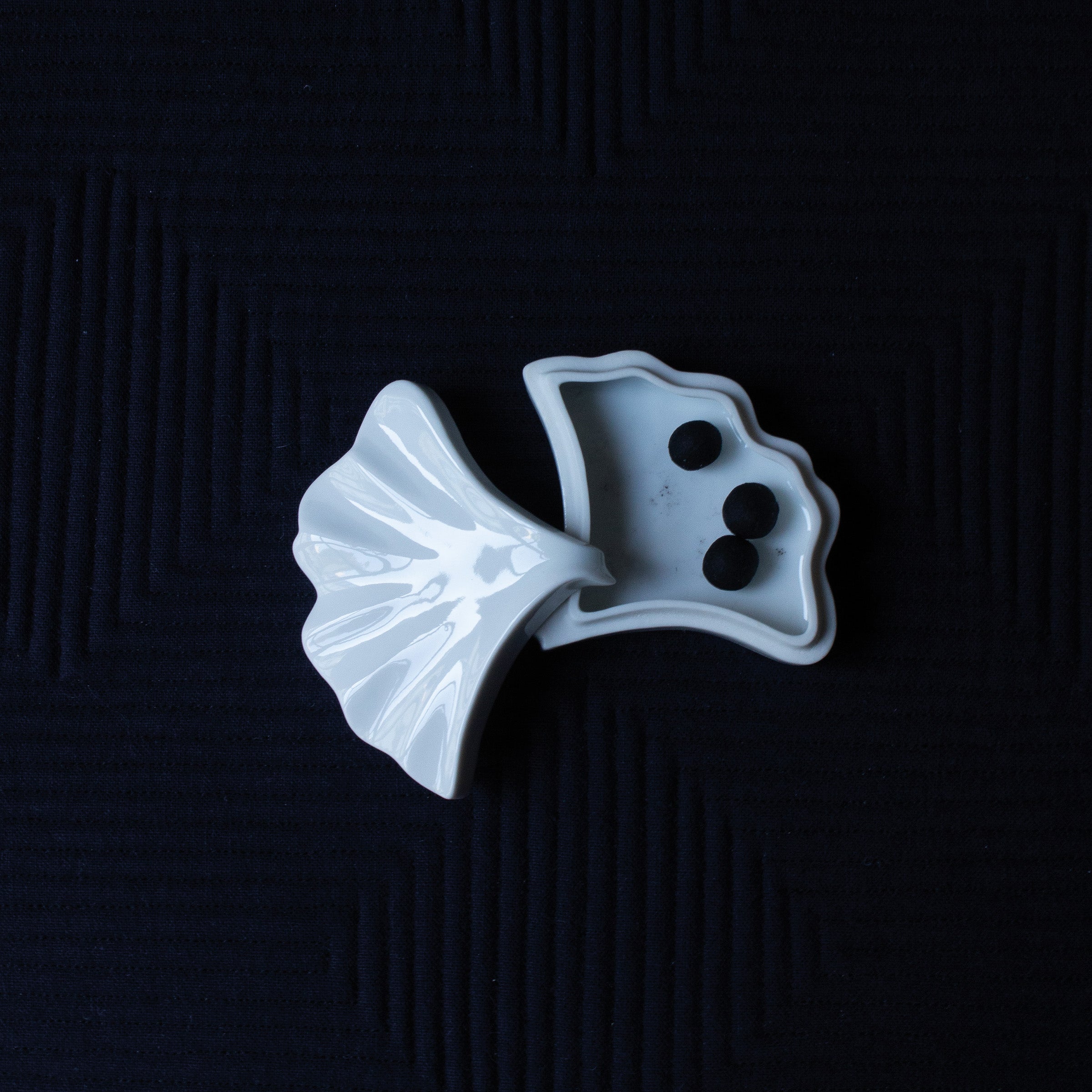 Arita porcelain Kōgō by Hōzan and nerikō (incense balls) japan