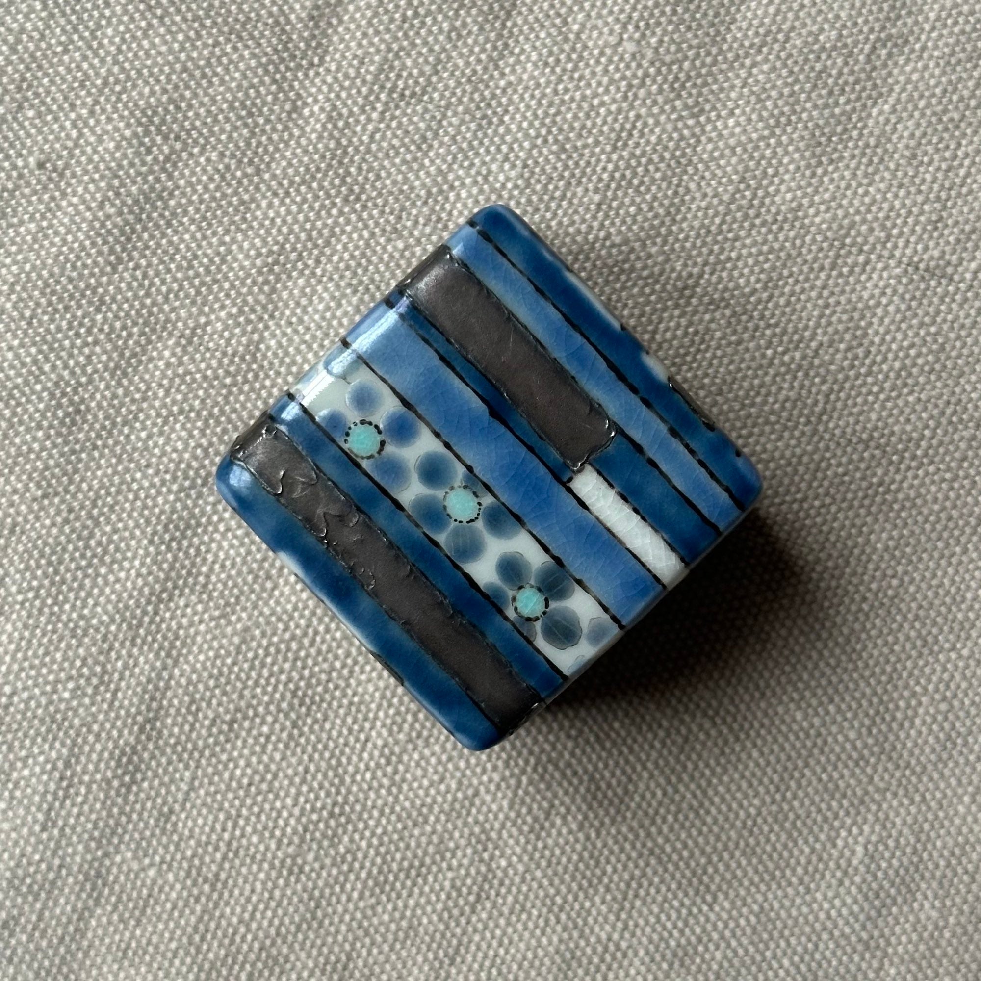 Kōgō en porcelaine de Ryo Sato et nerikō (billes d’encens) japonais