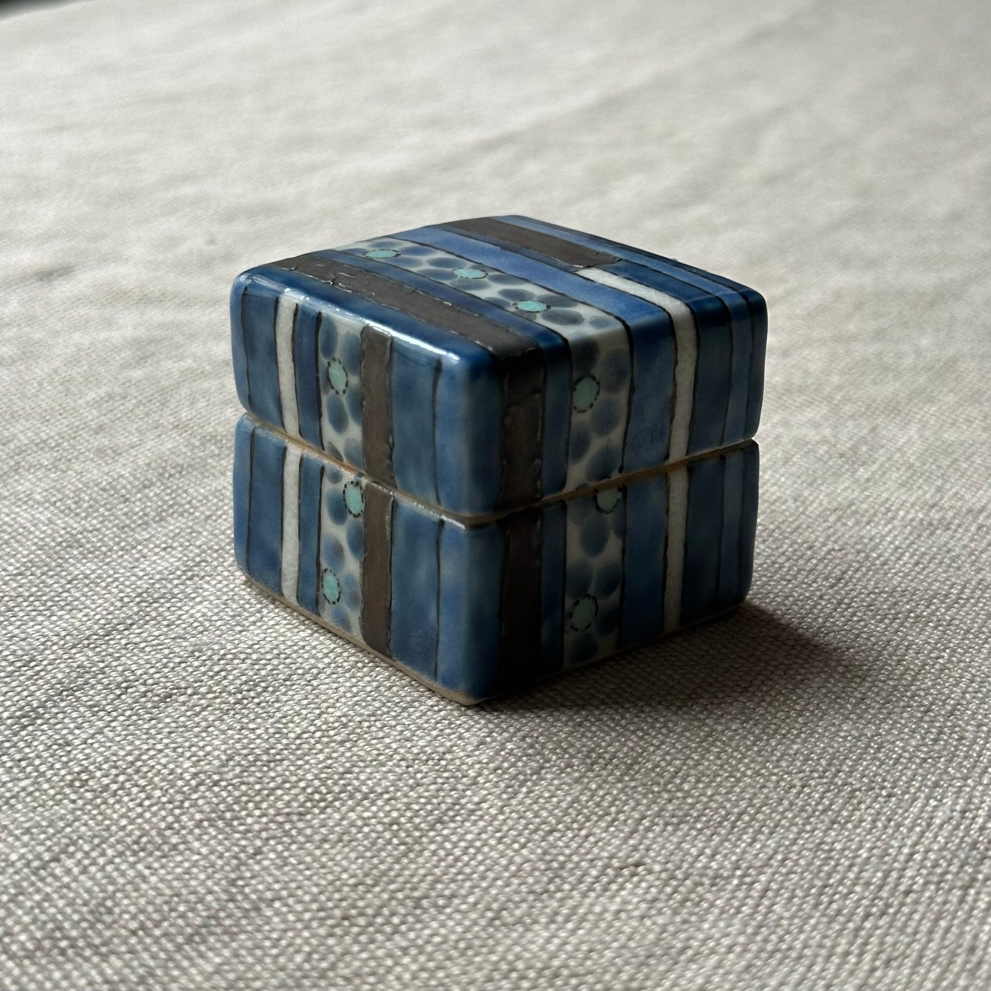 Kōgō en porcelaine de Ryo Sato et nerikō (billes d’encens) japonais