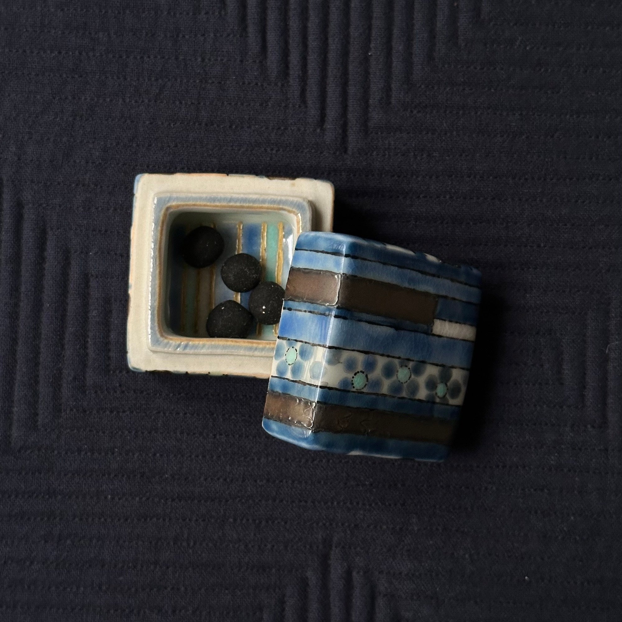 Kōgō en porcelaine de Ryo Sato et nerikō (billes d’encens) japonais