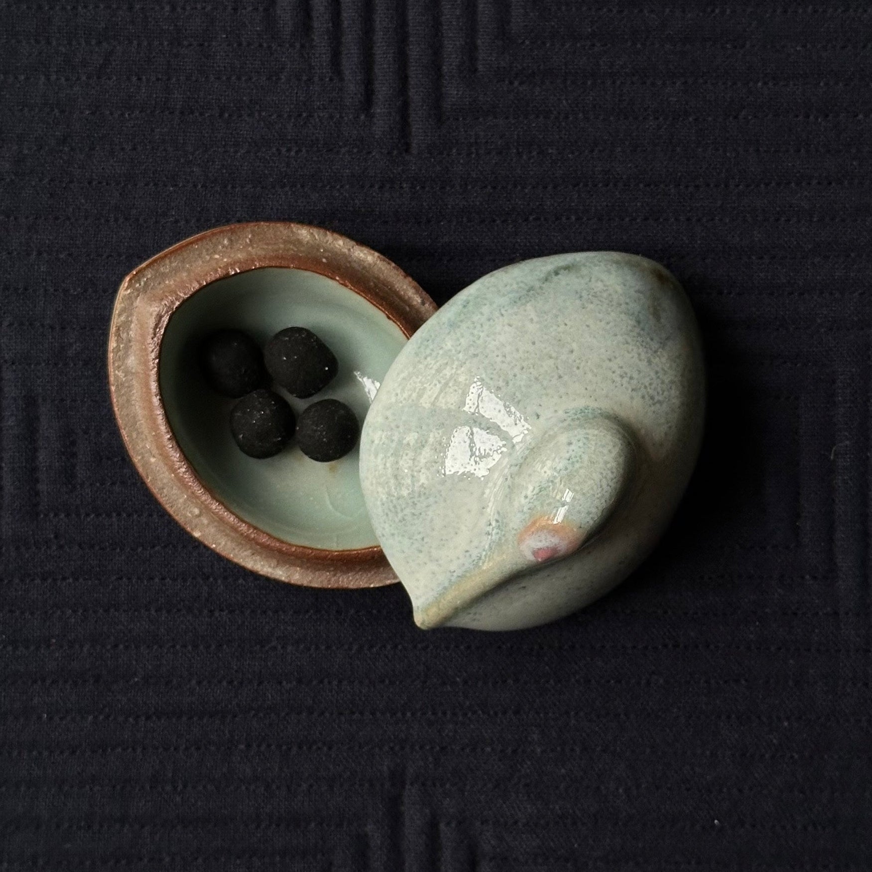Kōgō en céramique de Uno Soyo et nerikō (billes d’encens) japonais