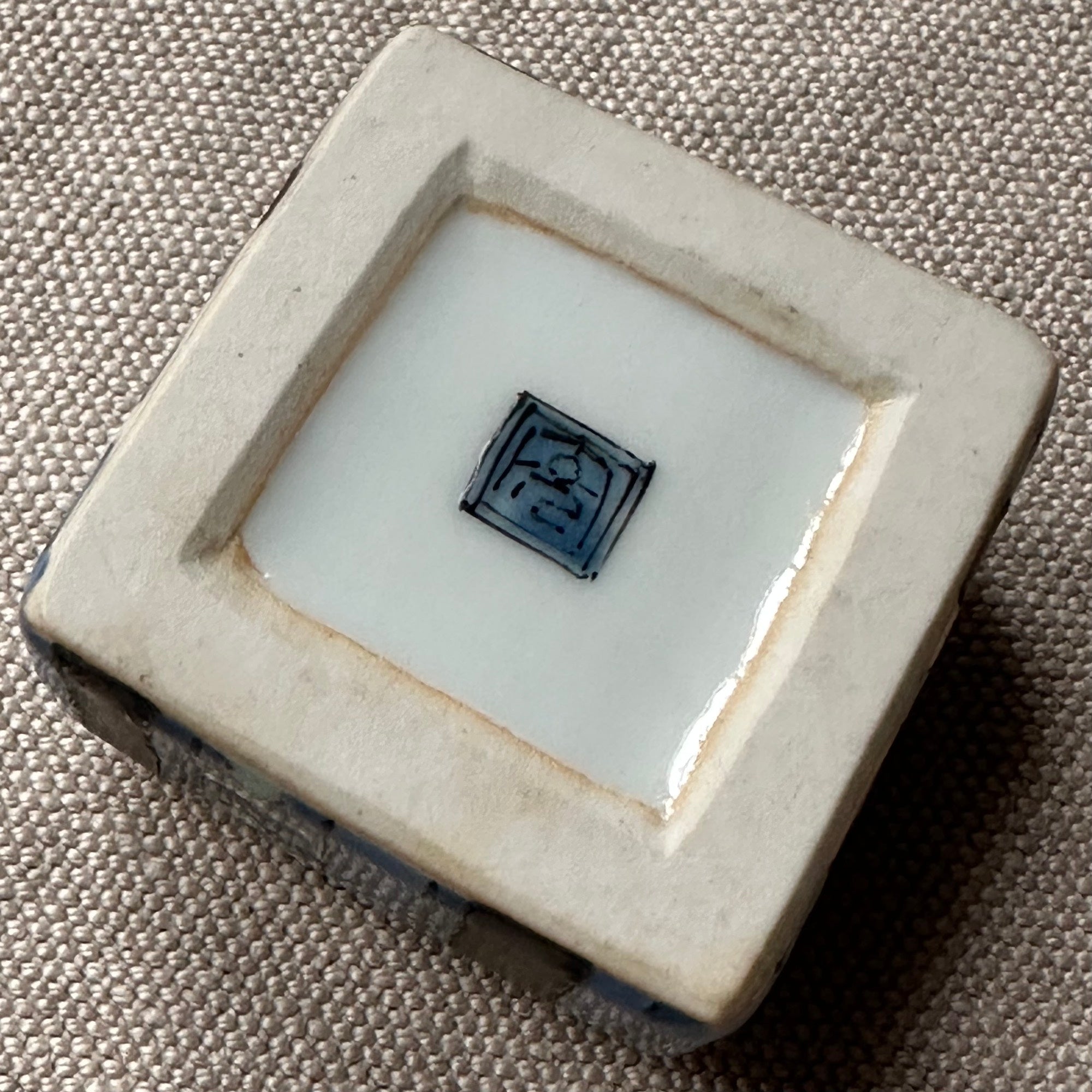 Kōgō en porcelaine de Ryo Sato et nerikō (billes d’encens) japonais