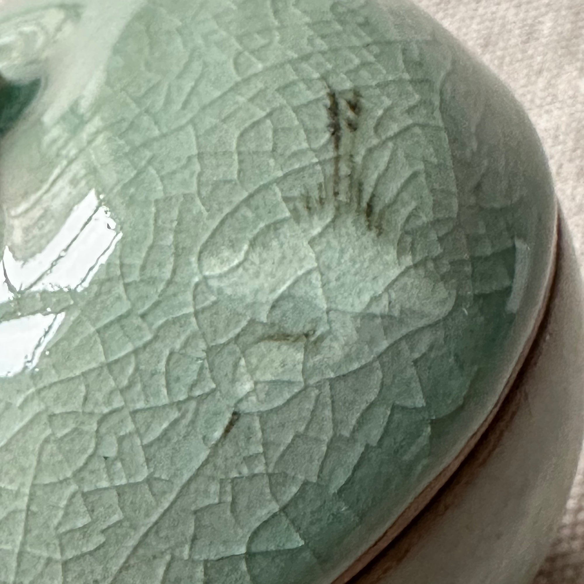 Kōgō in Korean celadon by Yu Haegang, intangible cultural heritage no. 13, and Japanese nerikō (incense balls)