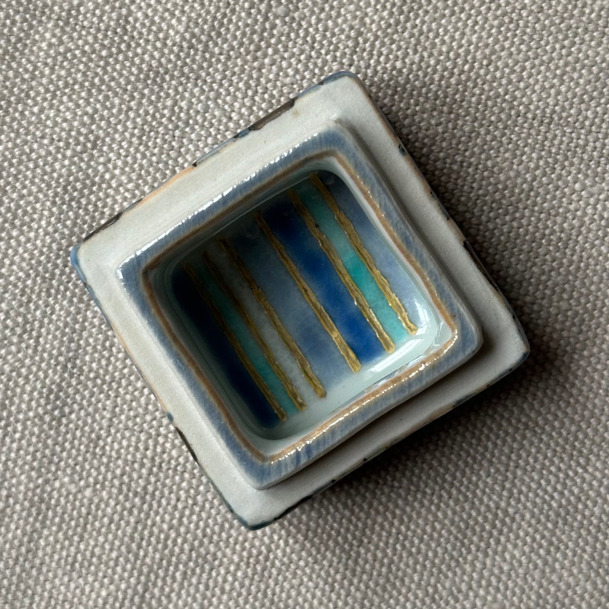 Kōgō en porcelaine de Ryo Sato et nerikō (billes d’encens) japonais