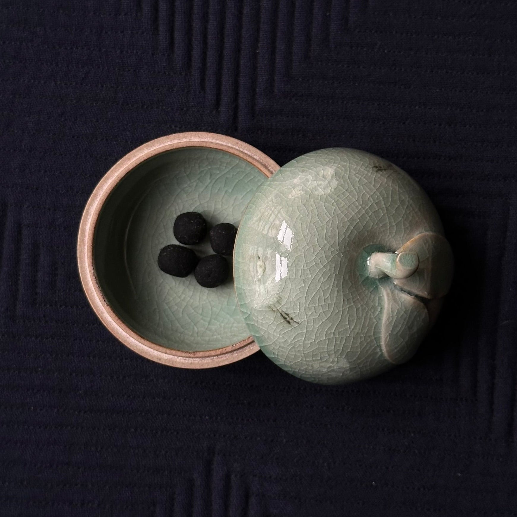Kōgō en céladon coréen de Yu Haegang, patrimoine culturel immatériel n°13, et nerikō (billes d’encens) japonais