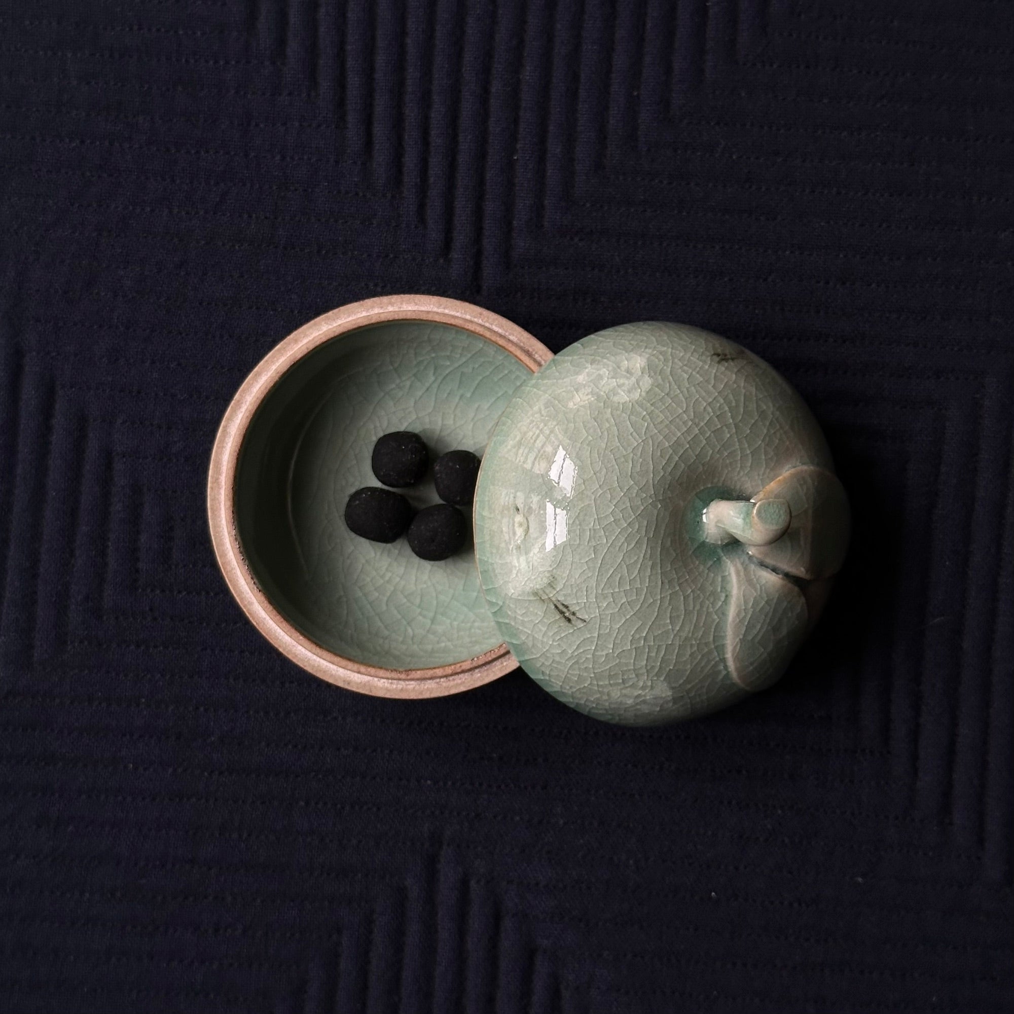 Kōgō in Korean celadon by Yu Haegang, intangible cultural heritage no. 13, and Japanese nerikō (incense balls)