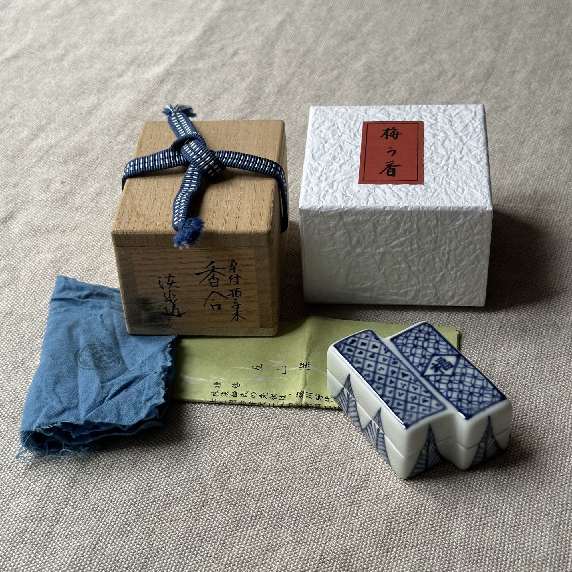 Kōgō en porcelaine sometsuke de Emiko Nakamura et nerikō (billes d’encens) japonais