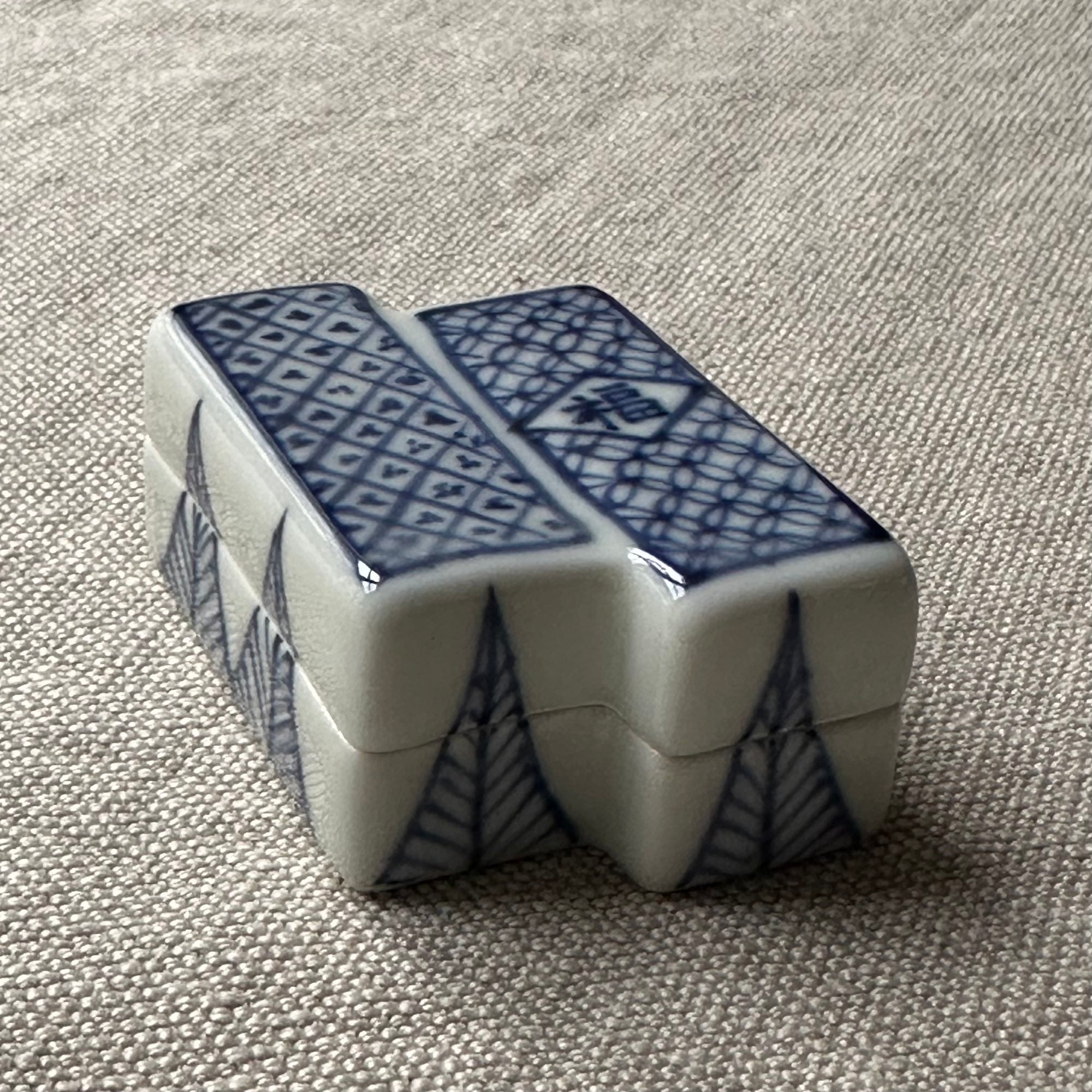 Kōgō en porcelaine sometsuke de Emiko Nakamura et nerikō (billes d’encens) japonais