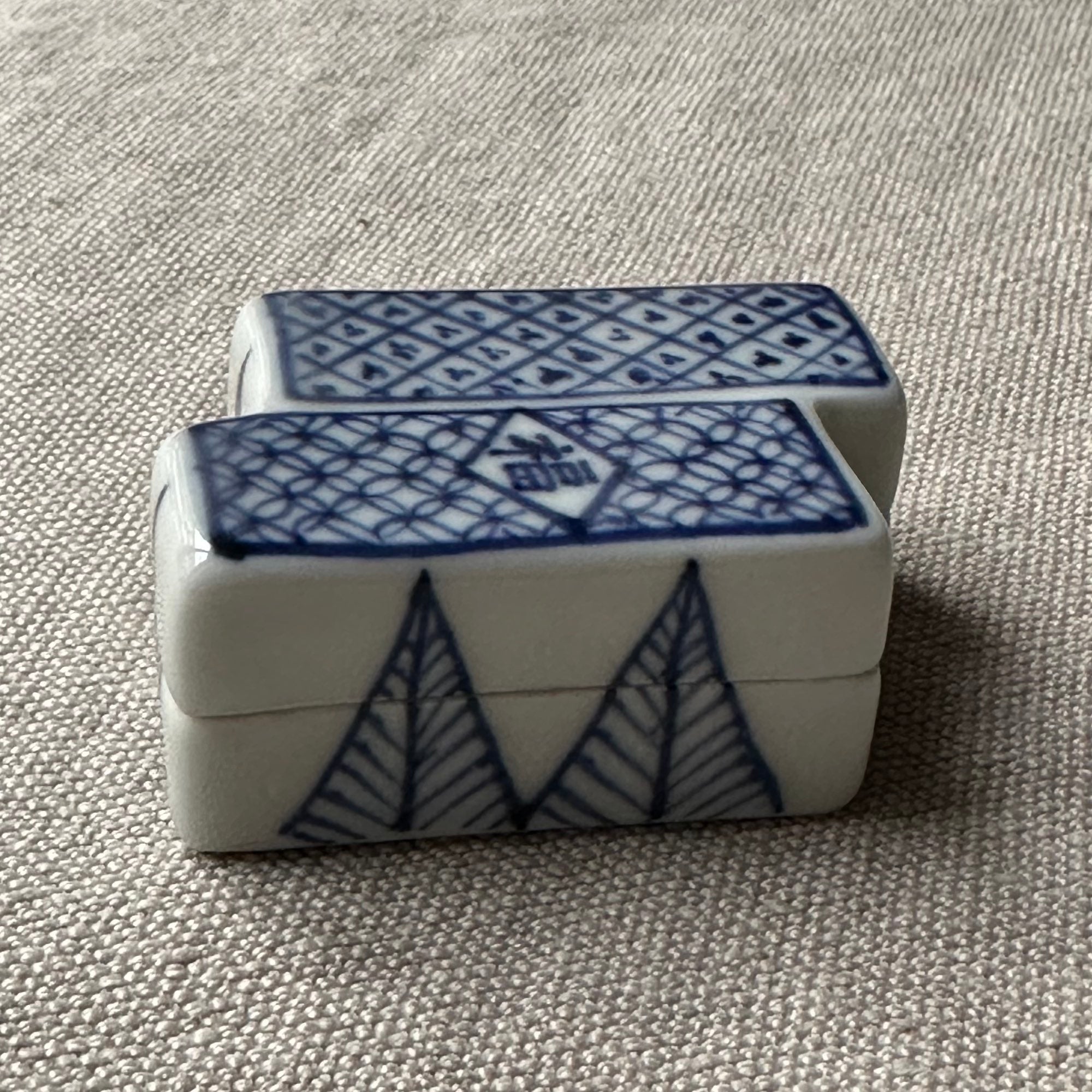 Kōgō en porcelaine sometsuke de Emiko Nakamura et nerikō (billes d’encens) japonais