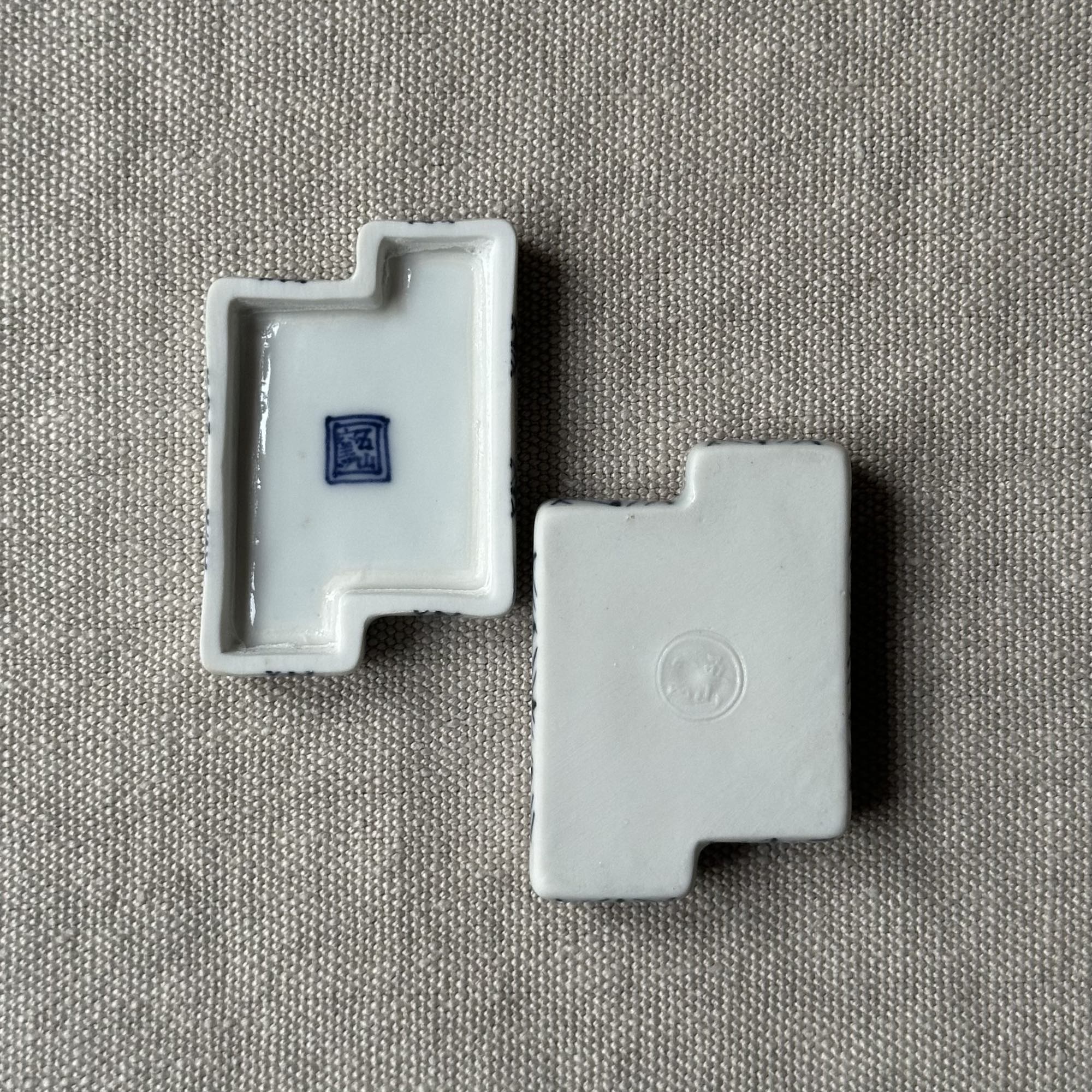 Kōgō en porcelaine sometsuke de Emiko Nakamura et nerikō (billes d’encens) japonais