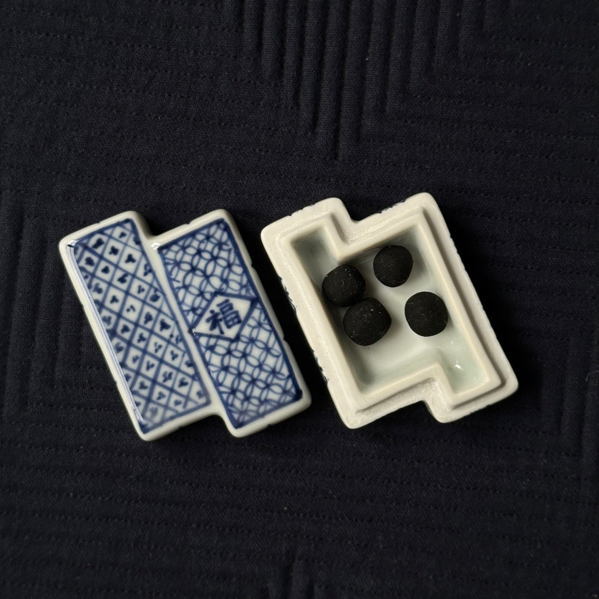 Kōgō en porcelaine sometsuke de Emiko Nakamura et nerikō (billes d’encens) japonais