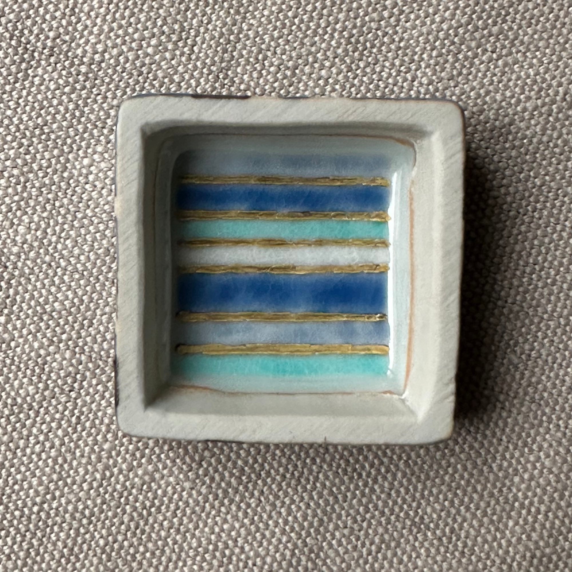 Kōgō en porcelaine de Ryo Sato et nerikō (billes d’encens) japonais