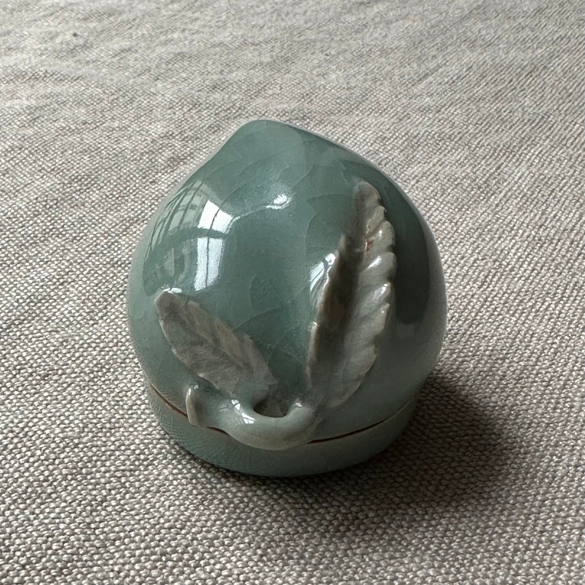 Kōgō en céramique de Zenju Miyashita et nerikō (billes d’encens) japonais