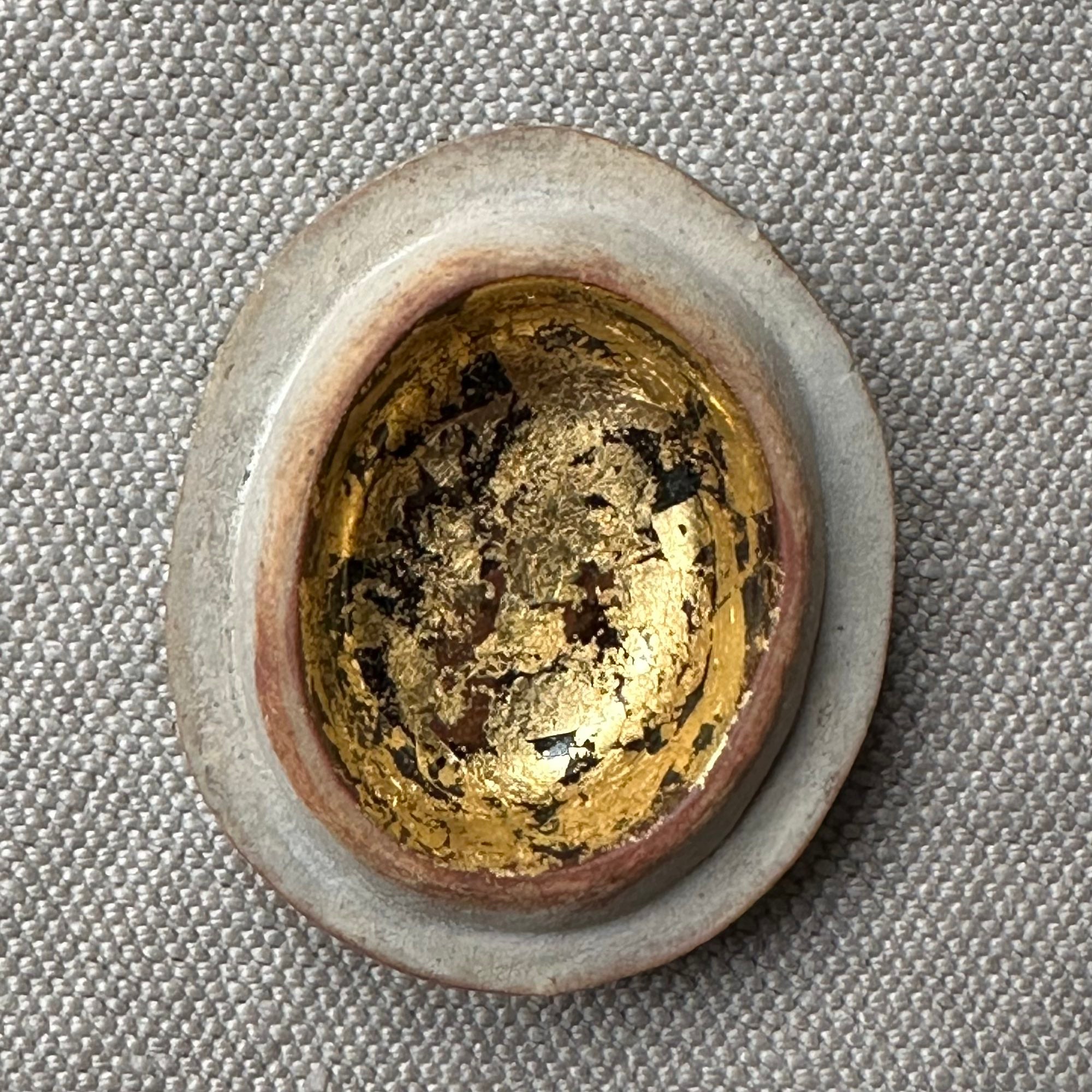 Kōgō en céramique de Zenju Miyashita et nerikō (billes d’encens) japonais