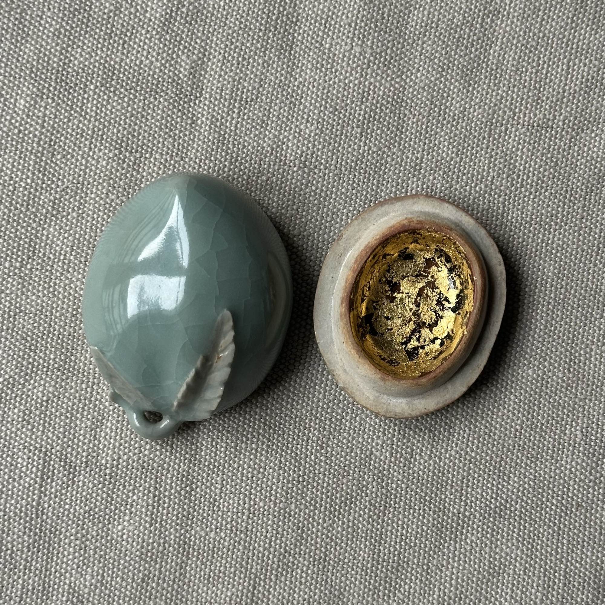 Kōgō en céramique de Zenju Miyashita et nerikō (billes d’encens) japonais