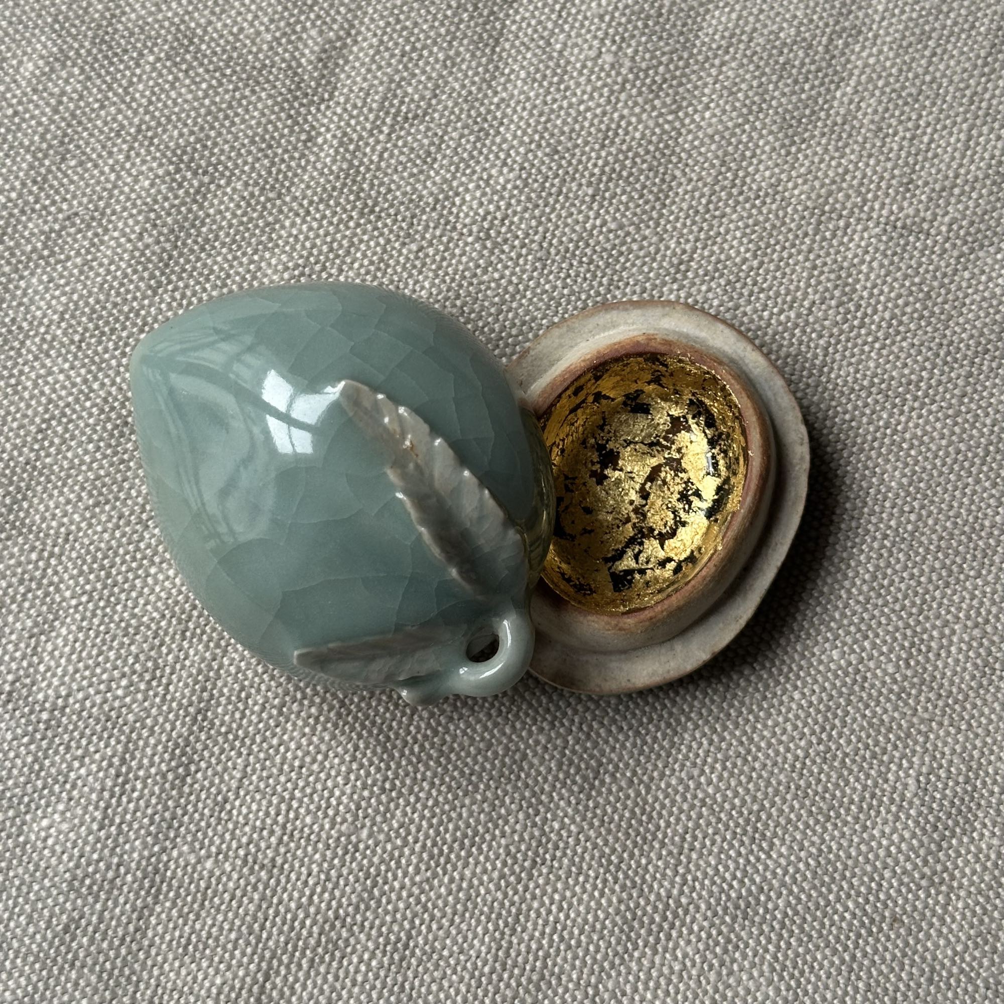 Kōgō en céramique de Zenju Miyashita et nerikō (billes d’encens) japonais