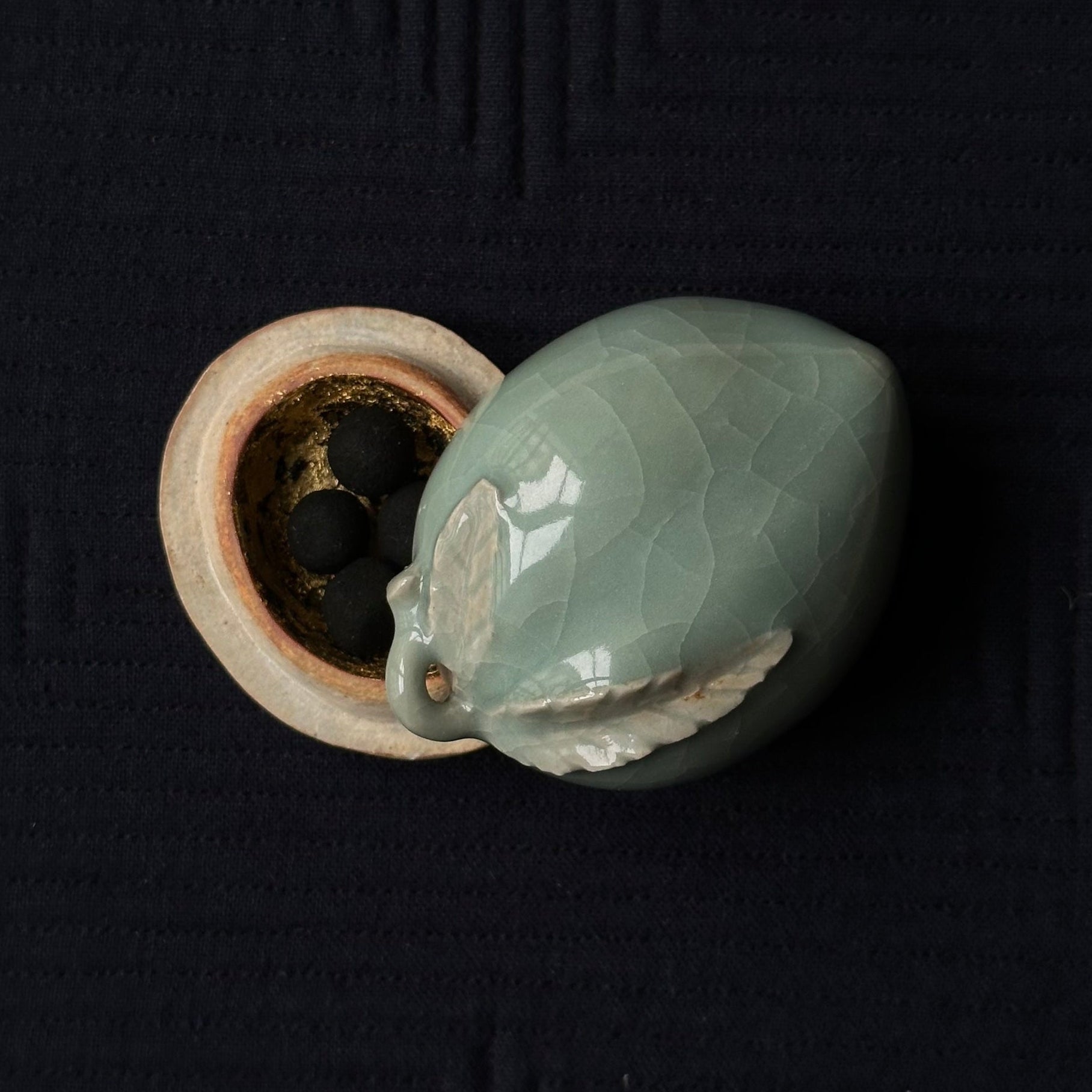 Kōgō en céramique de Zenju Miyashita et nerikō (billes d’encens) japonais