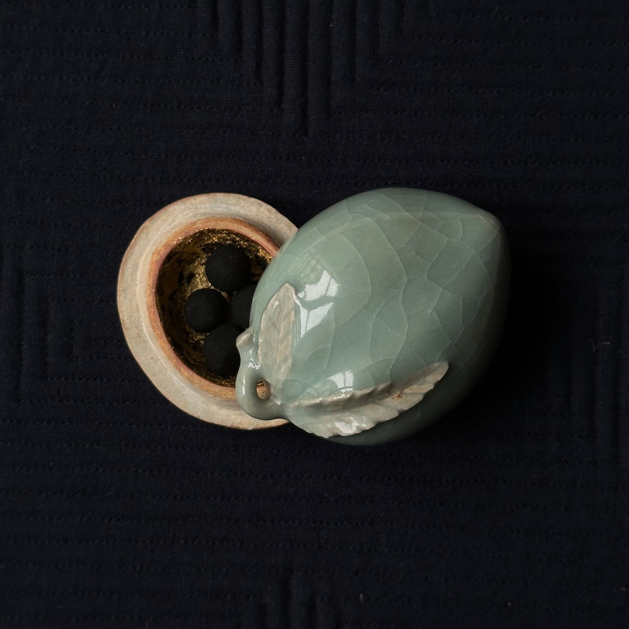 Kōgō en céramique de Zenju Miyashita et nerikō (billes d’encens) japonais