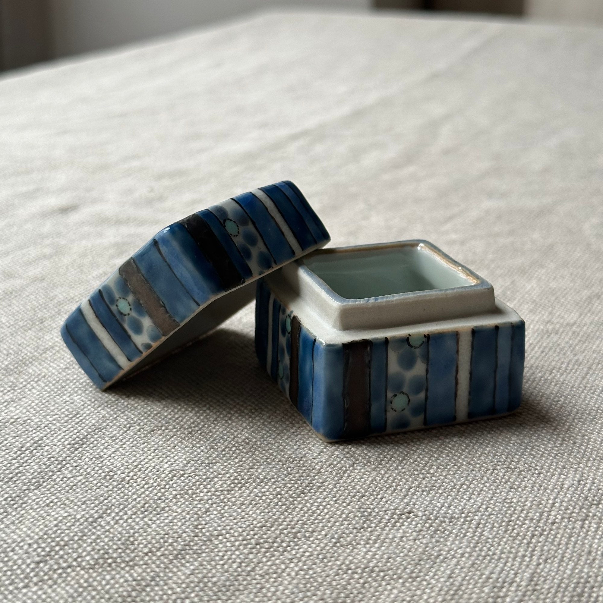 Kōgō en porcelaine de Ryo Sato et nerikō (billes d’encens) japonais