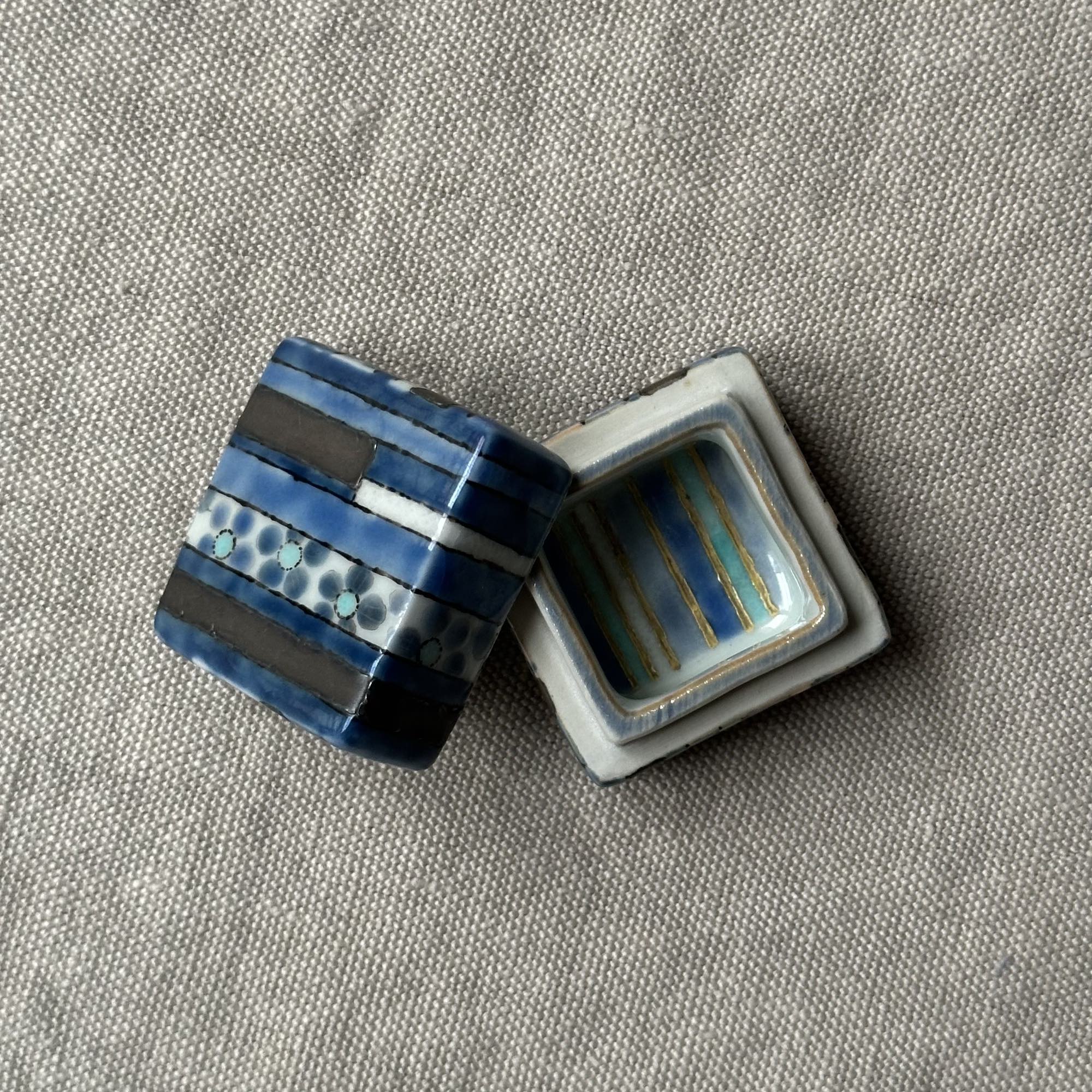 Kōgō en porcelaine de Ryo Sato et nerikō (billes d’encens) japonais