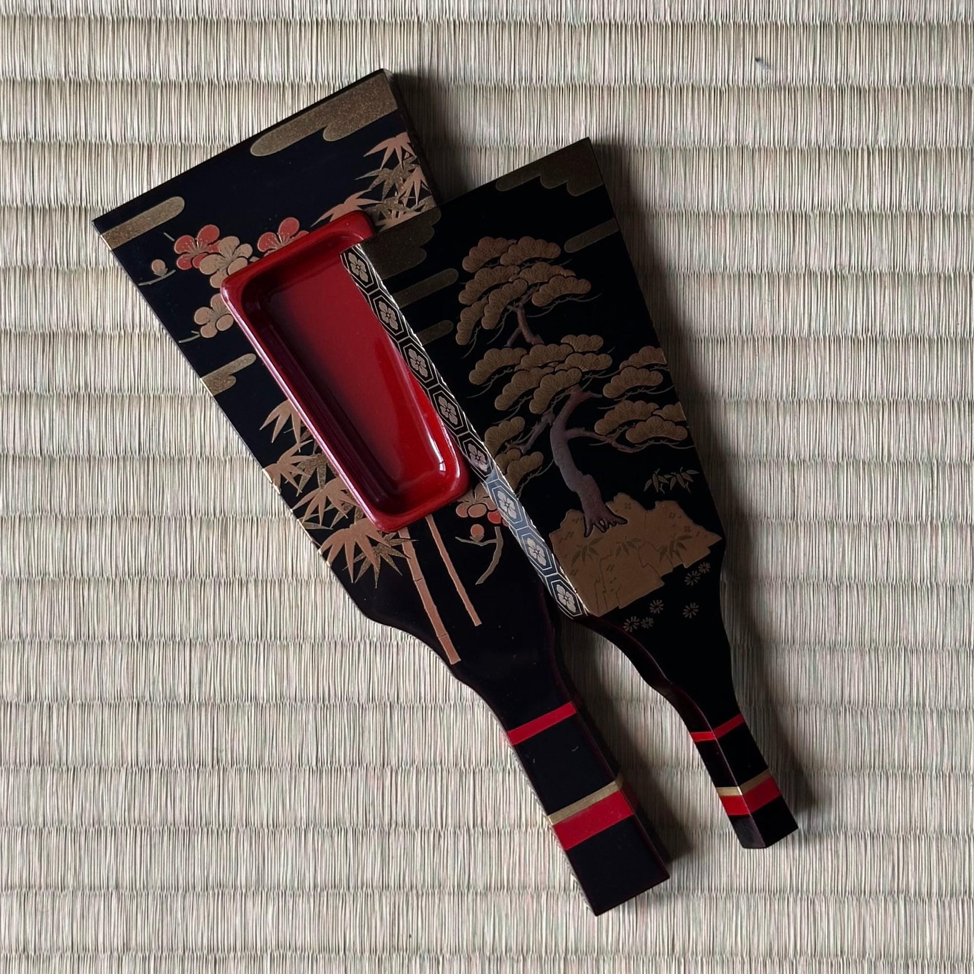 Grand kōgō en laque urushi, décor shōchikubai (pin, bambou, prunier) en maki-e de Kōunsai Ōi et nerikō (billes d’encens) japonais