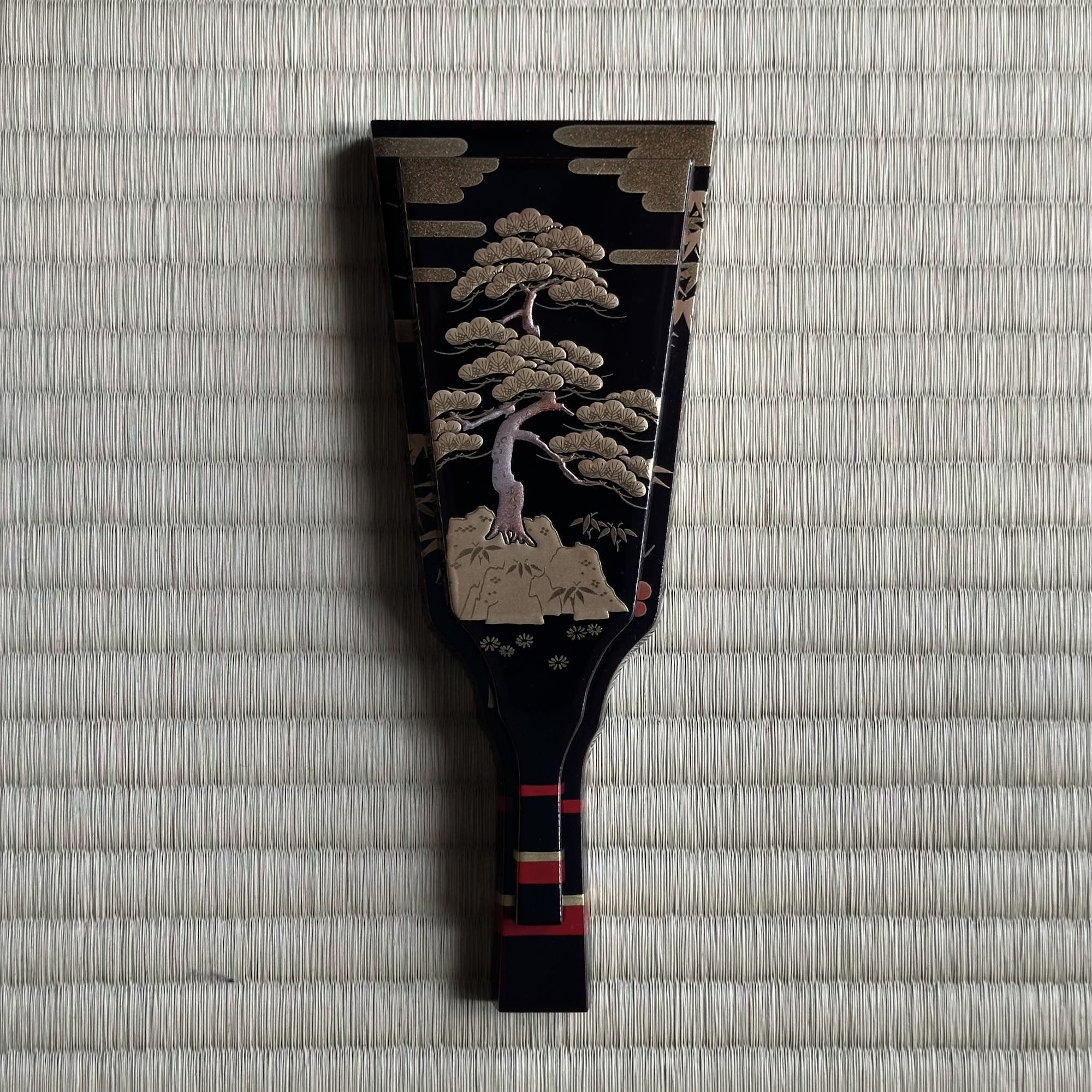 Grand kōgō en laque urushi, décor shōchikubai (pin, bambou, prunier) en maki-e de Kōunsai Ōi et nerikō (billes d’encens) japonais