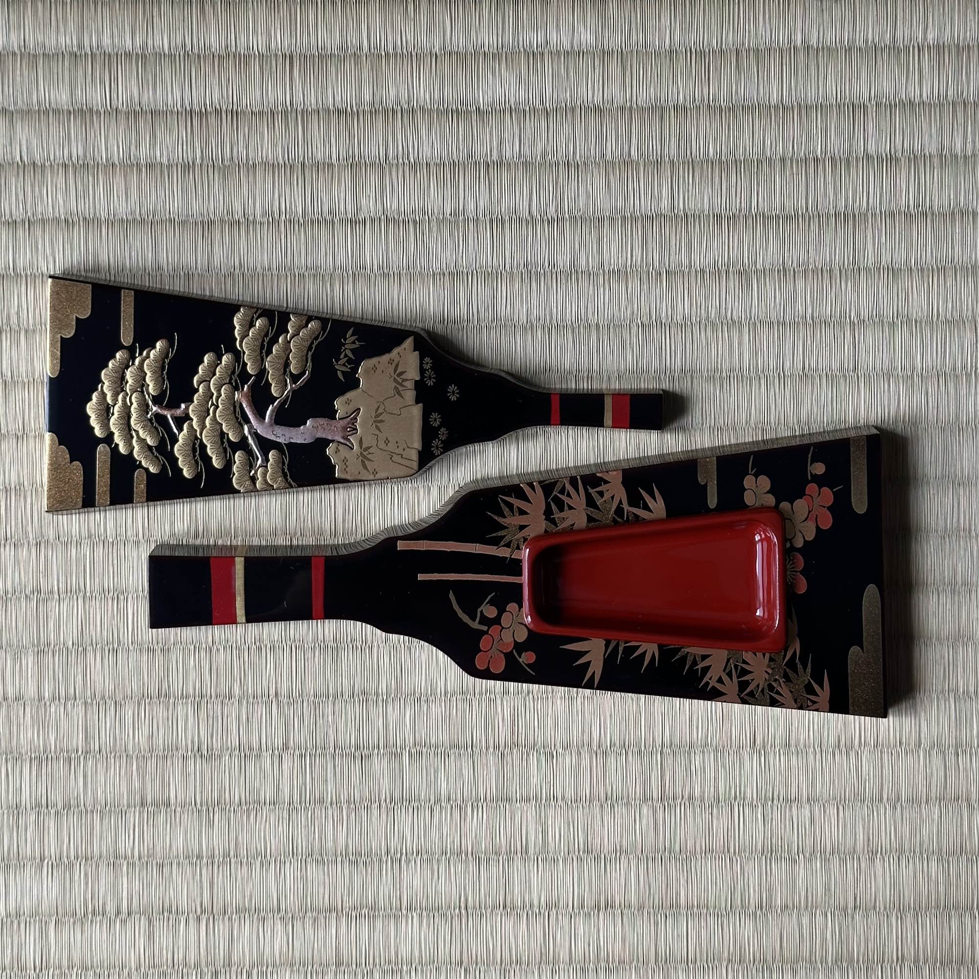 Large urushi lacquer kōgō, shōchikubai (pine, bamboo, plum) maki-e decoration by Kōunsai Ōi, and Japanese nerikō (incense balls)