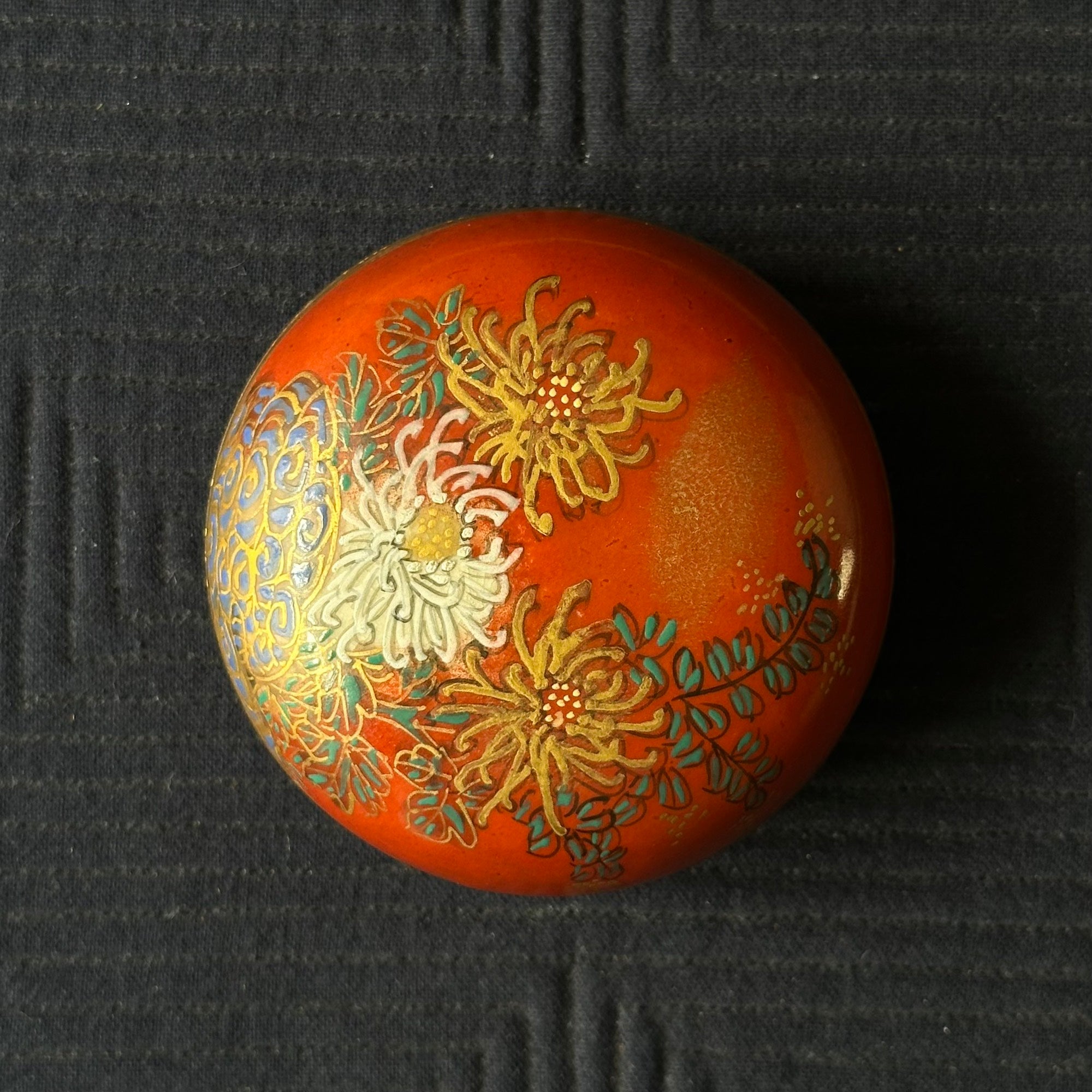 Kōgō en porcelaine Kutani à décor peint de chrysanthèmes de Shūhō et nerikō (billes d’encens) japonais