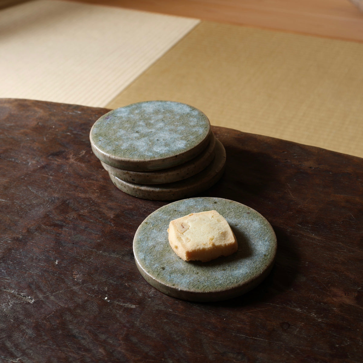 Assiette Mamezara à glaçure de cendre de l’atelier Tokinoha