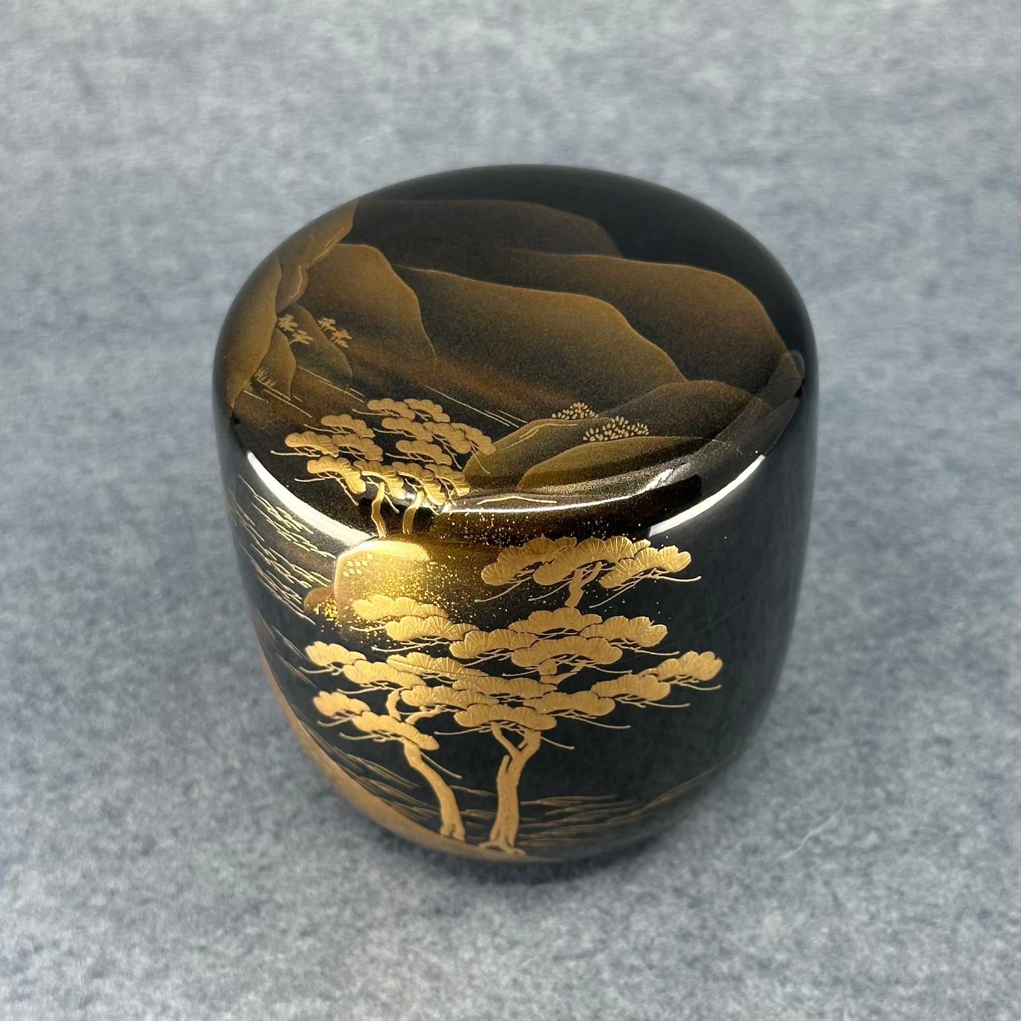 Natsume (boîte à thé japonaise) laque urushi et or, décor de paysage de Hozukyō de Kosaku Kitahama