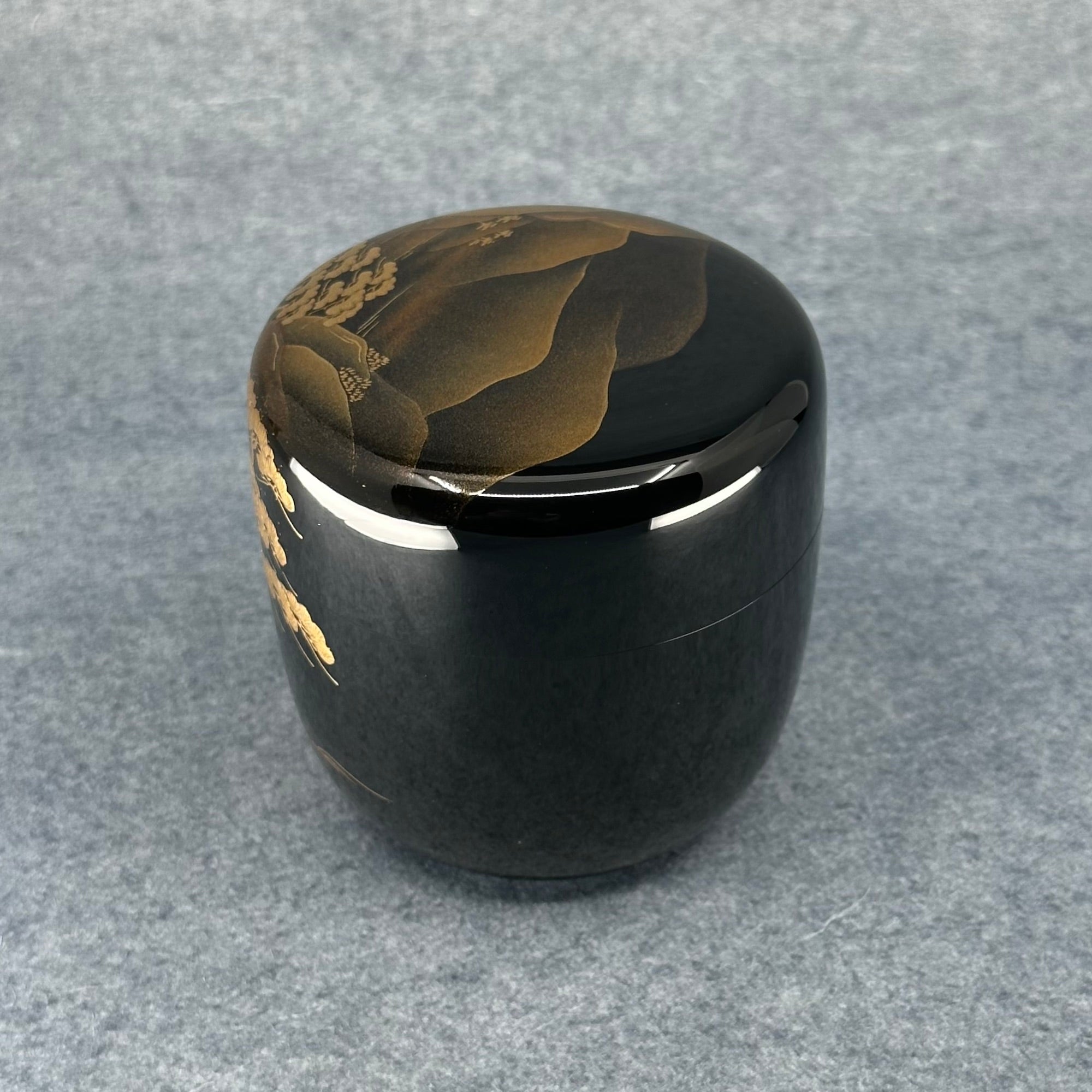 Natsume (boîte à thé japonaise) laque urushi et or, décor de paysage de Hozukyō de Kosaku Kitahama