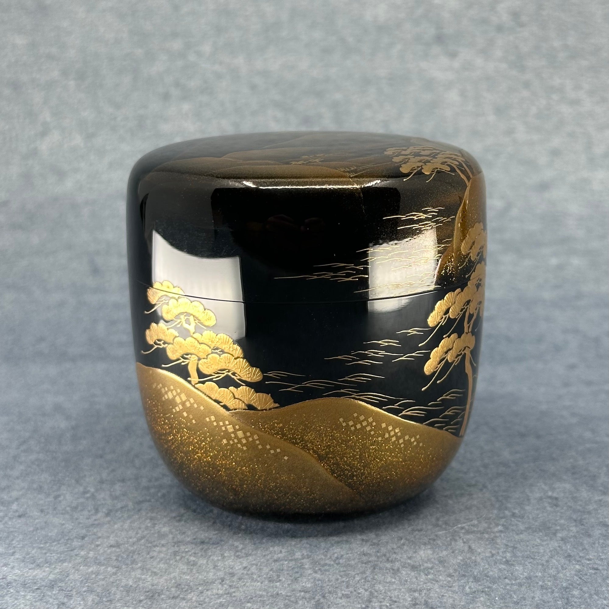 Natsume (boîte à thé japonaise) laque urushi et or, décor de paysage de Hozukyō de Kosaku Kitahama