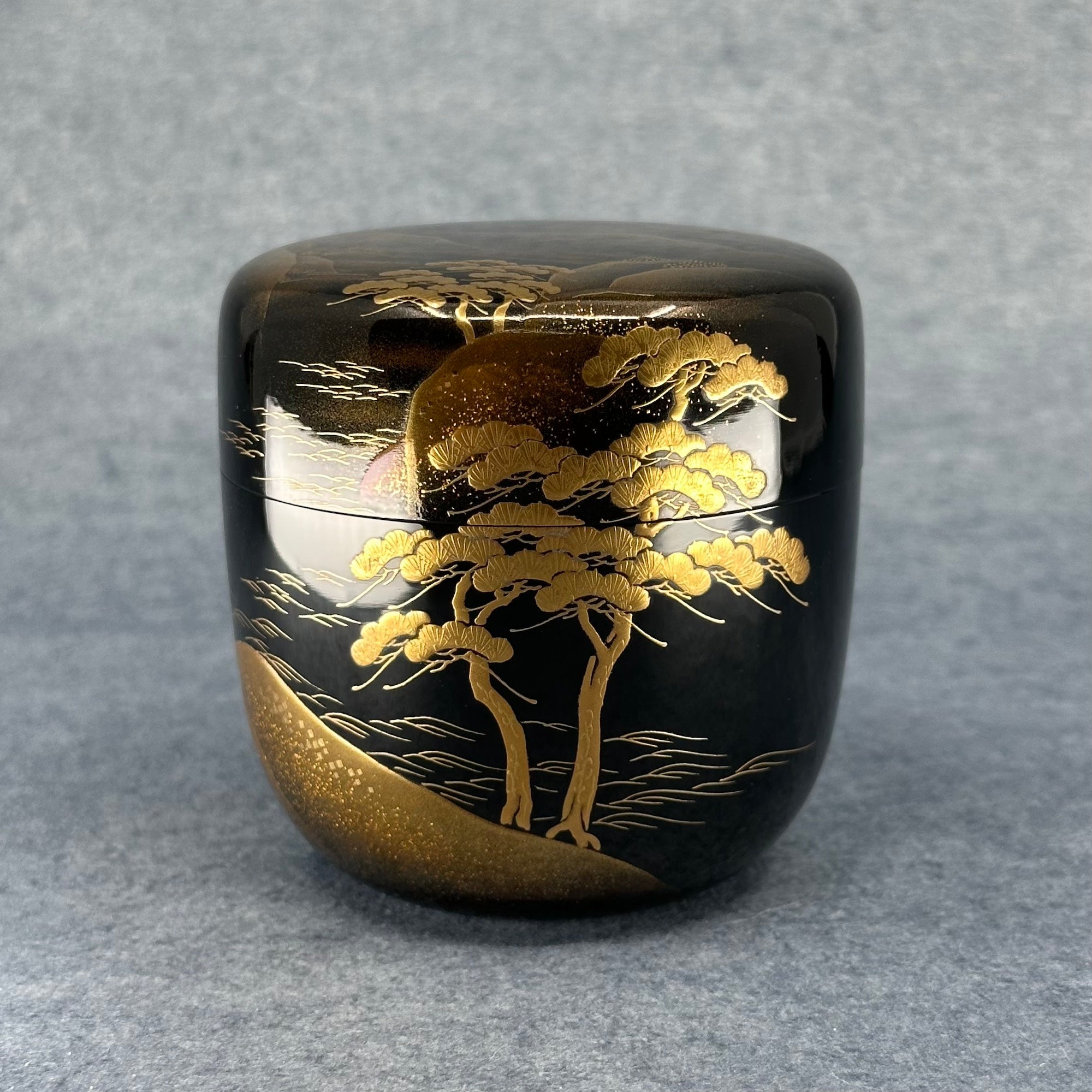 Natsume (boîte à thé japonaise) laque urushi et or, décor de paysage de Hozukyō de Kosaku Kitahama