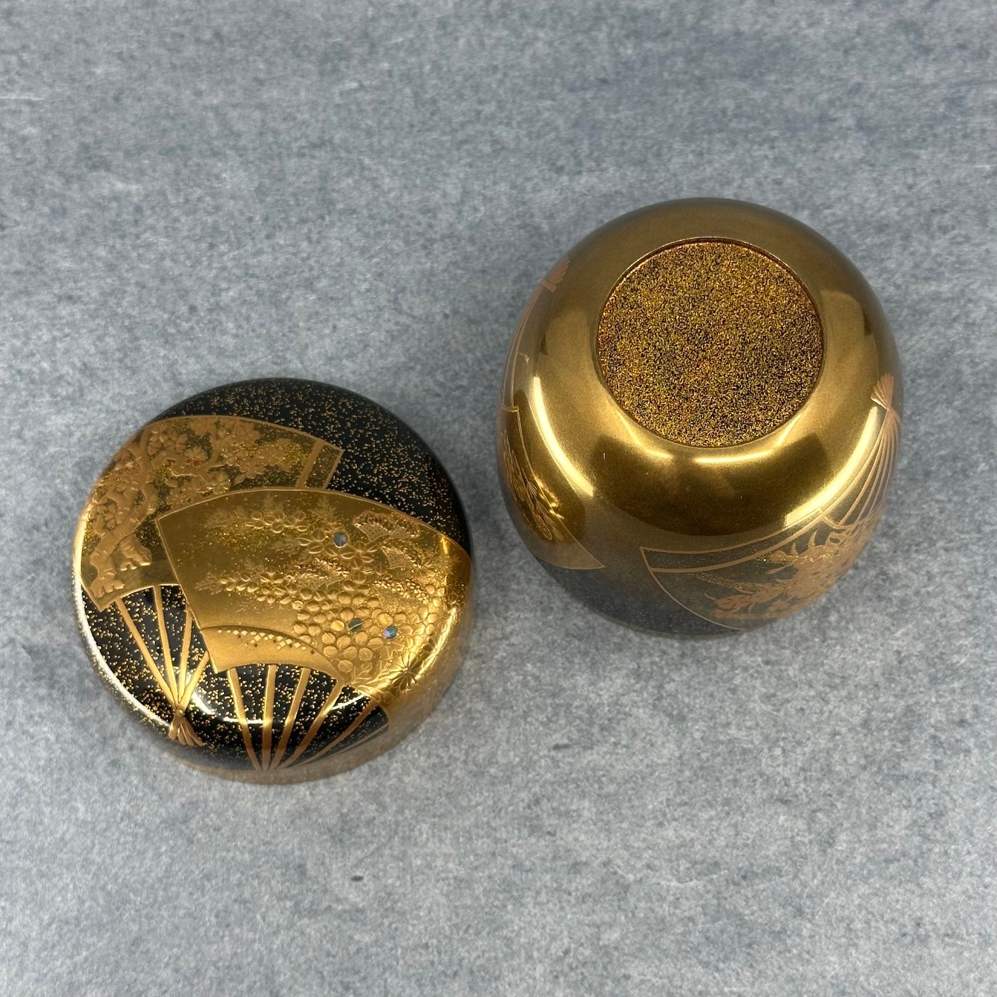 Natsume (boîte à thé japonaise) laque urushi et or, décor éventails et fleurs de Shikō Shibano