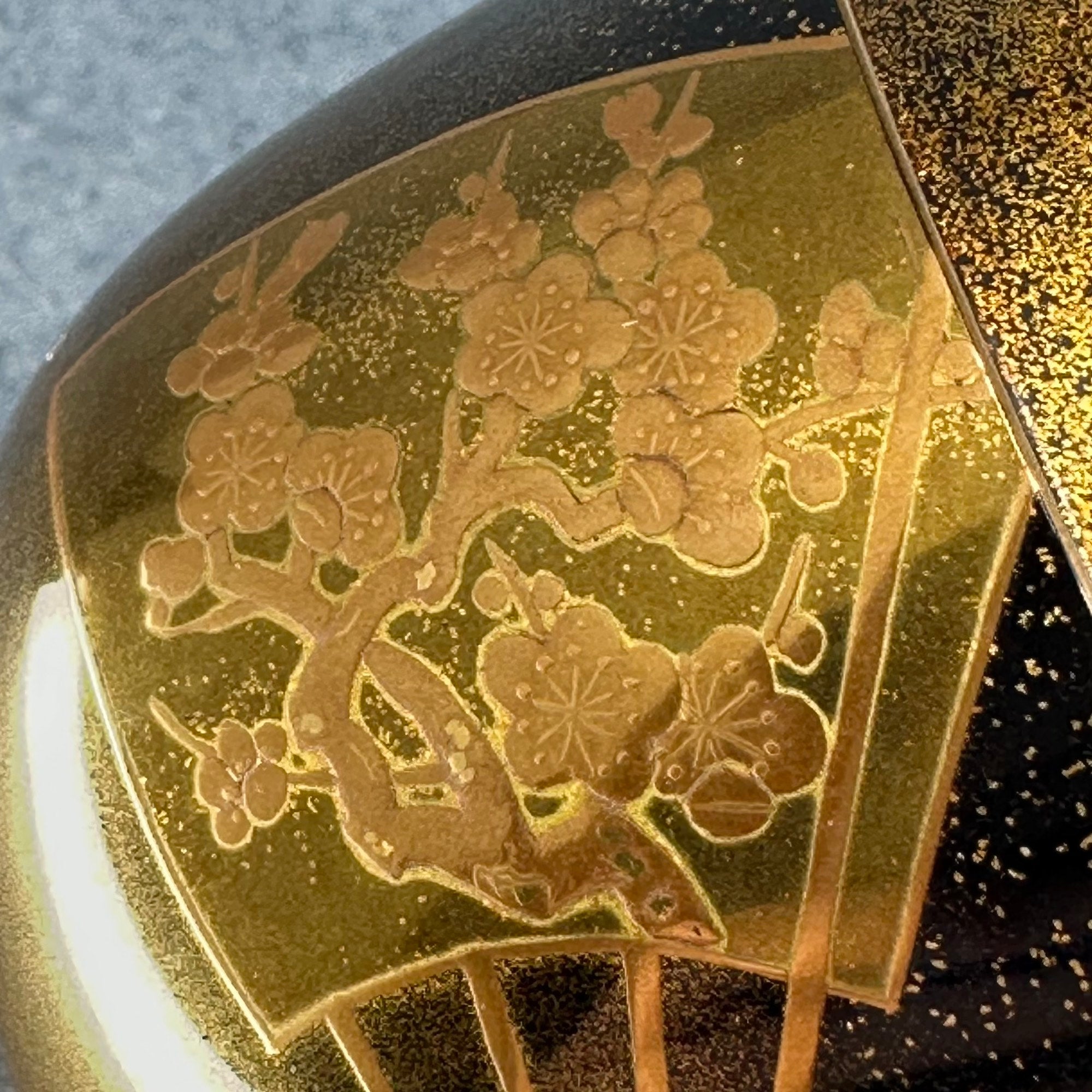 Natsume (boîte à thé japonaise) laque urushi et or, décor éventails et fleurs de Shikō Shibano