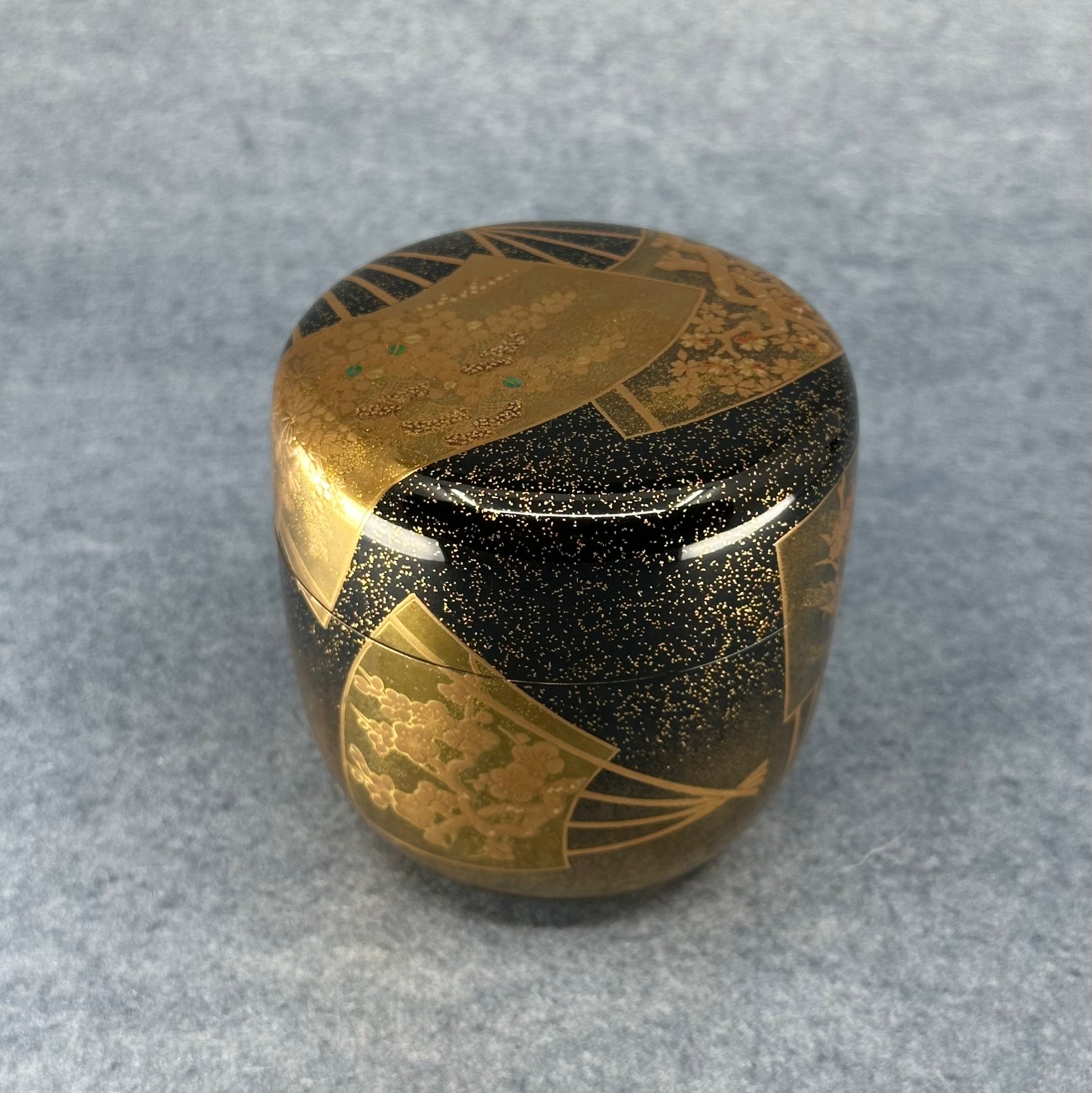 Natsume (boîte à thé japonaise) laque urushi et or, décor éventails et fleurs de Shikō Shibano