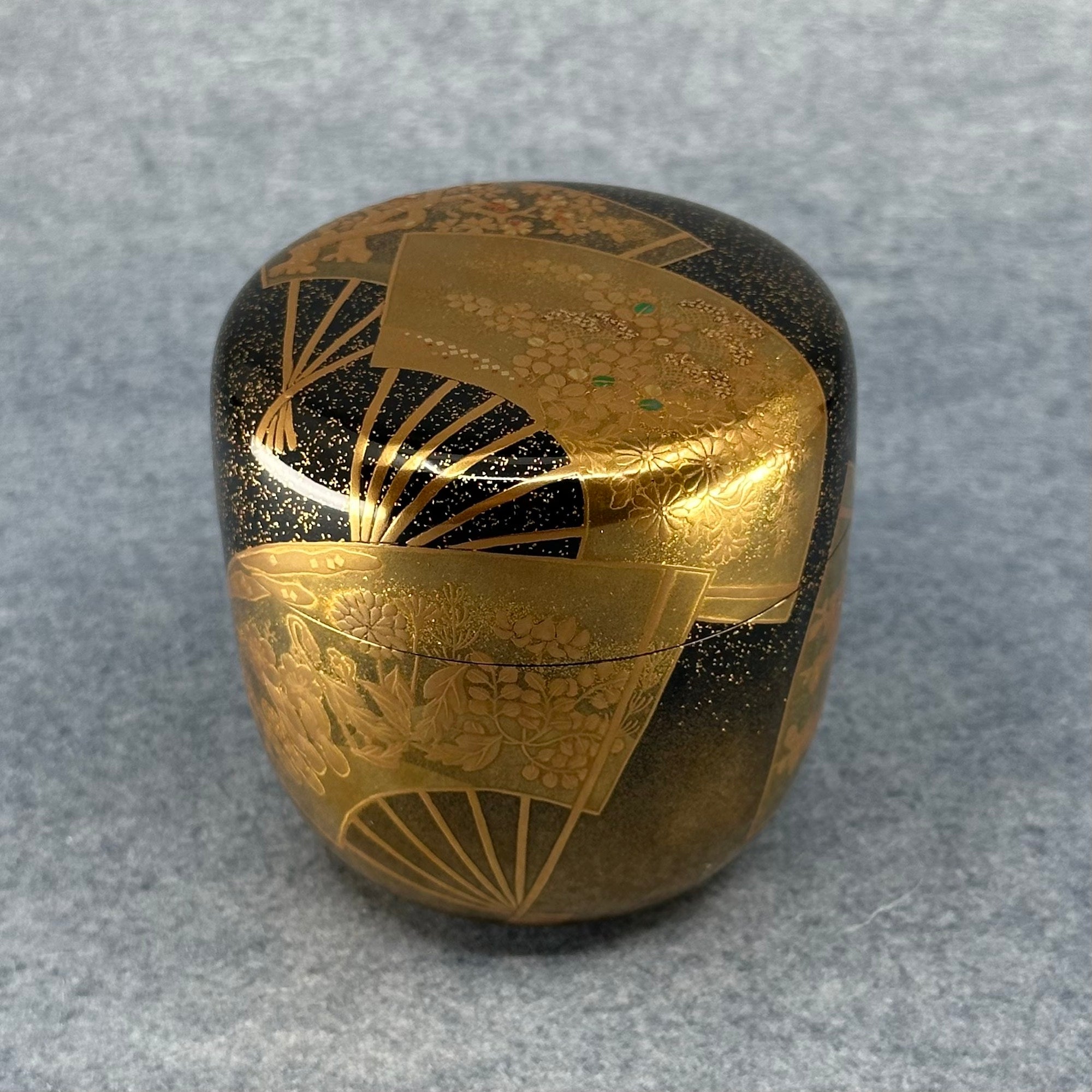 Natsume (boîte à thé japonaise) laque urushi et or, décor éventails et fleurs de Shikō Shibano