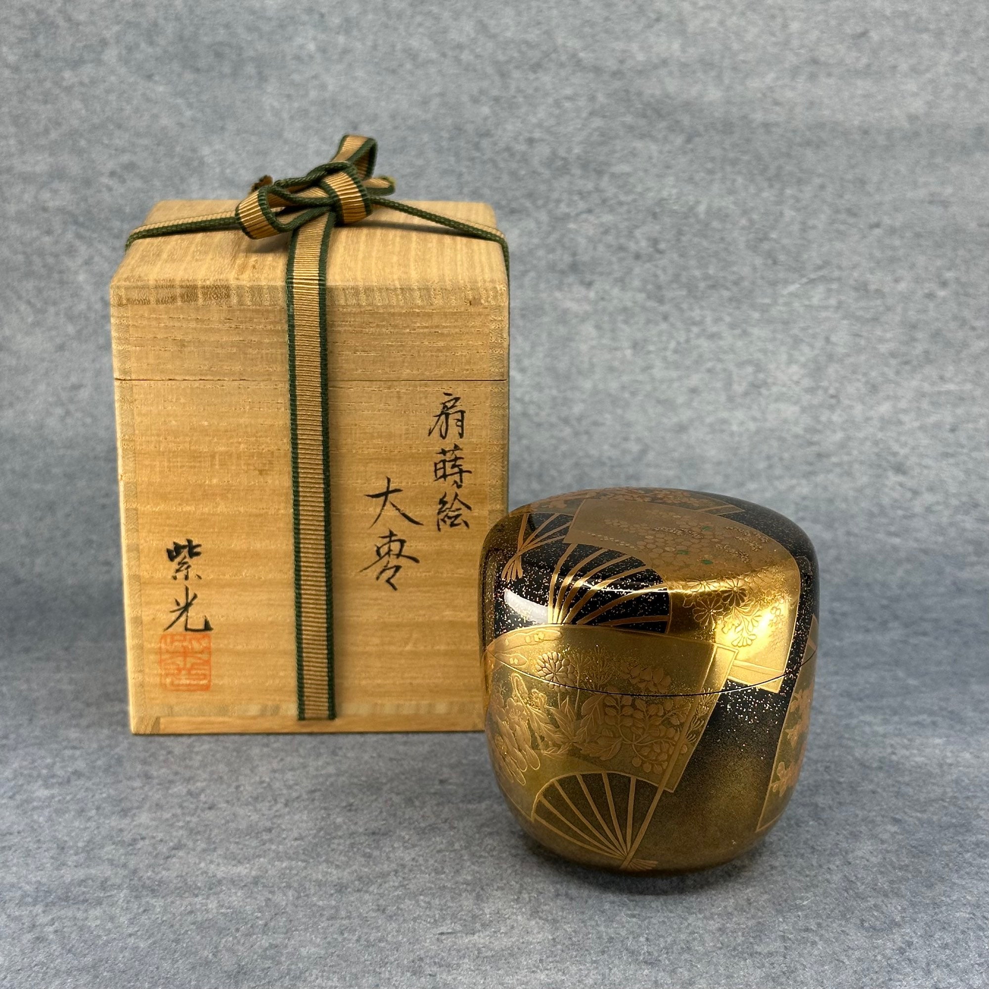 Natsume (boîte à thé japonaise) laque urushi et or, décor éventails et fleurs de Shikō Shibano