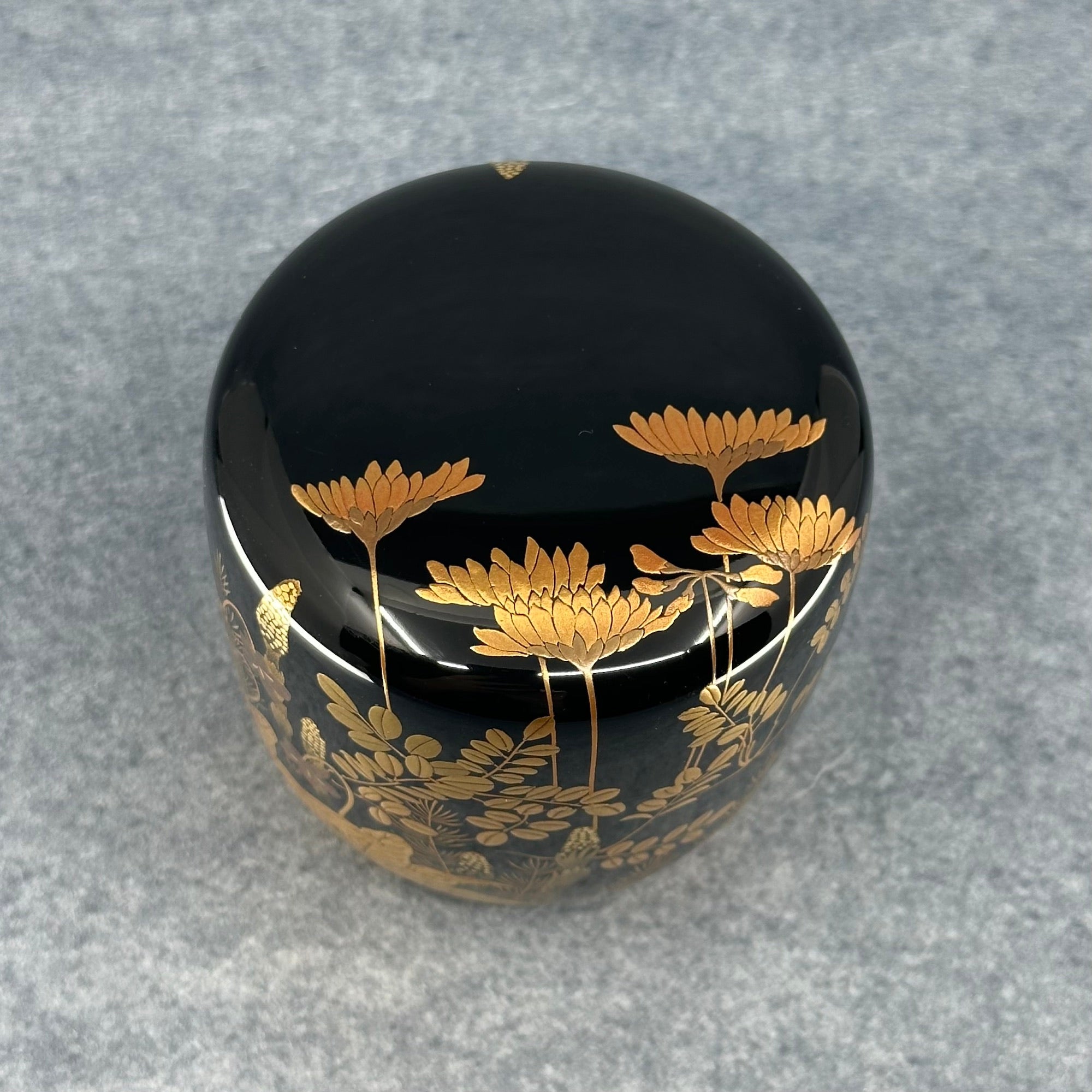 Natsume (boîte à thé japonaise) laque et or, décor de fleurs et herbes de Ikkō Kiyose