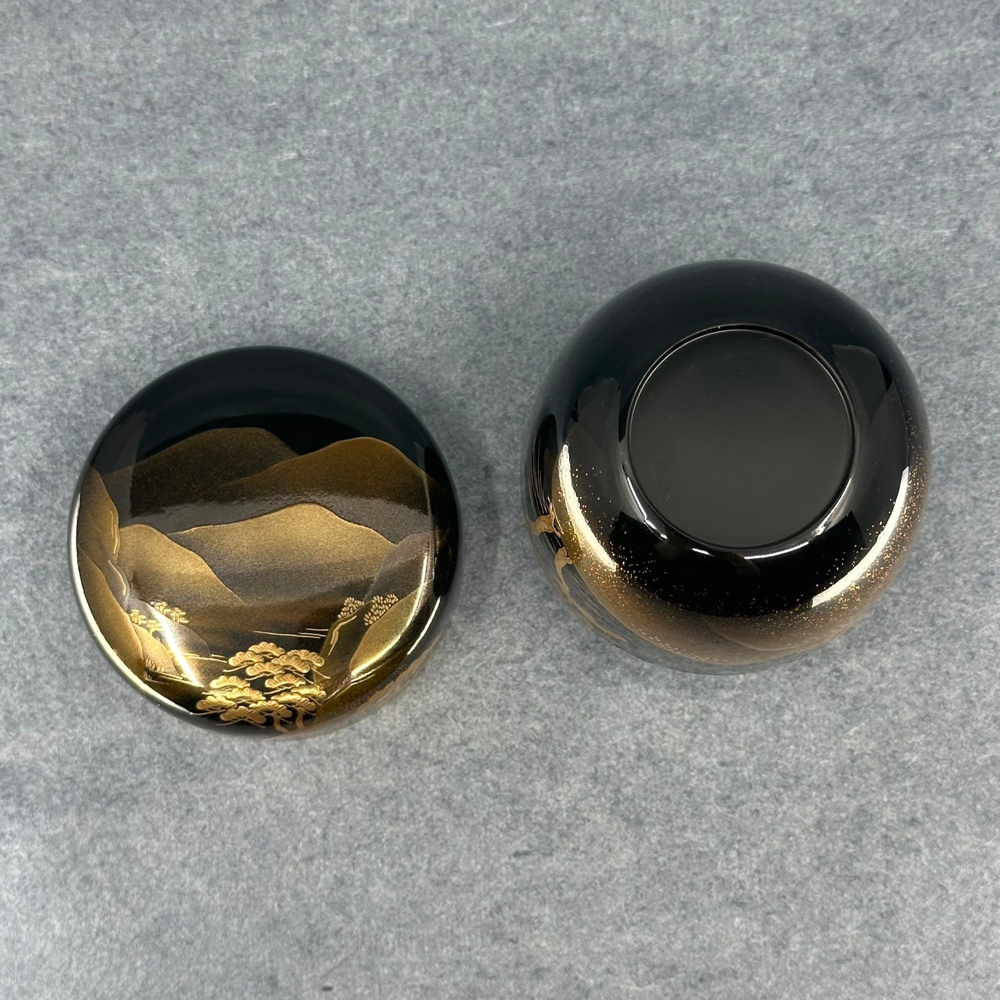 Natsume (boîte à thé japonaise) laque urushi et or, décor de paysage de Hozukyō de Kosaku Kitahama