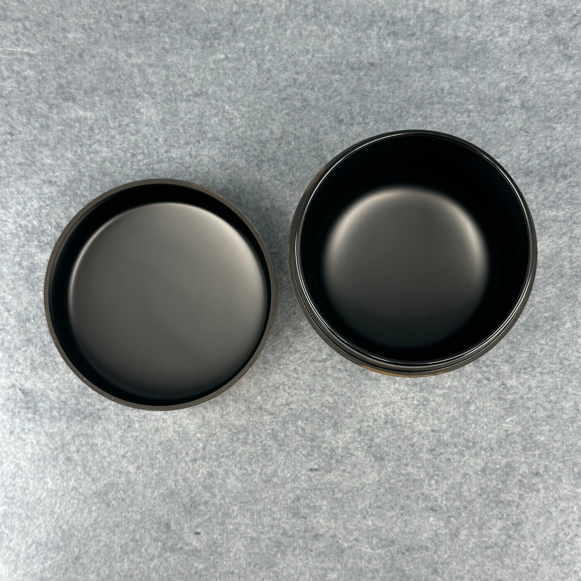 Natsume (boîte à thé japonaise) laque urushi et or, décor de paysage de Hozukyō de Kosaku Kitahama