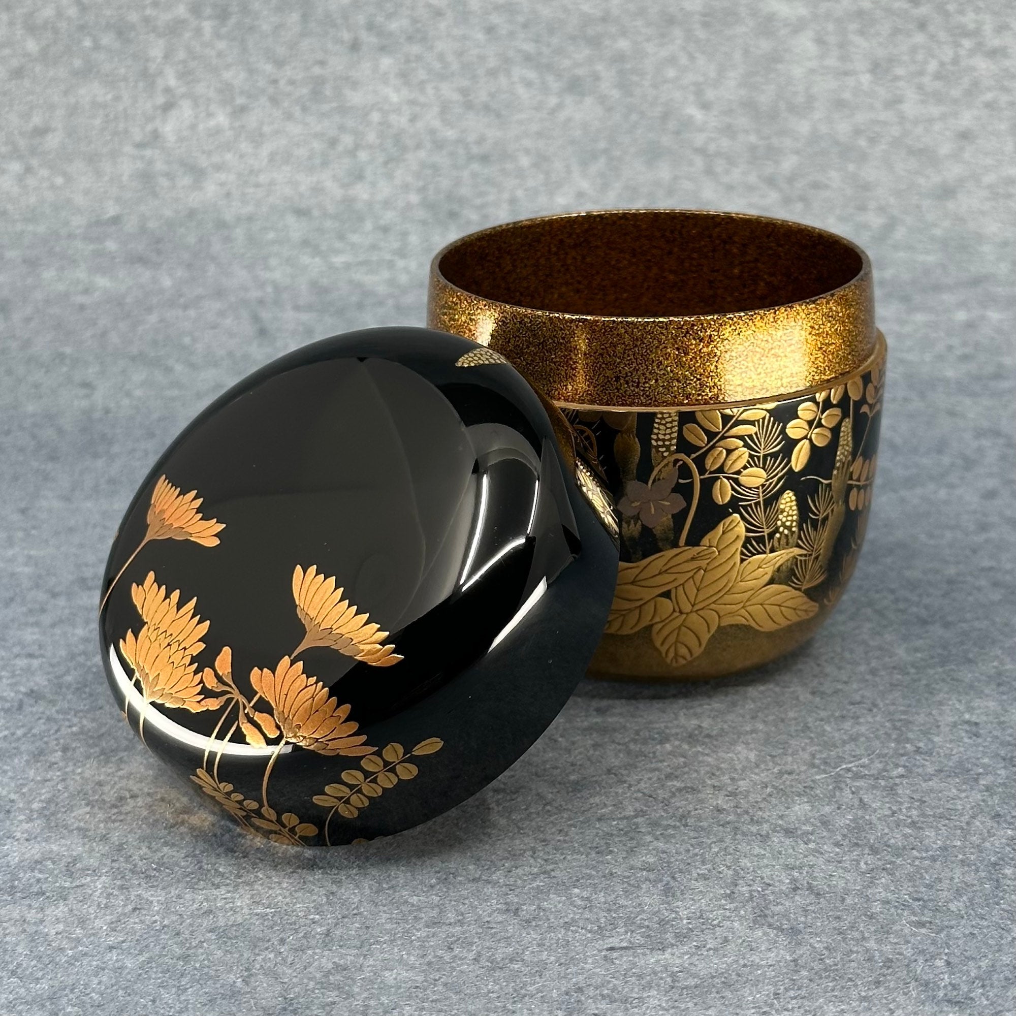 Natsume (boîte à thé japonaise) laque et or, décor de fleurs et herbes de Ikkō Kiyose