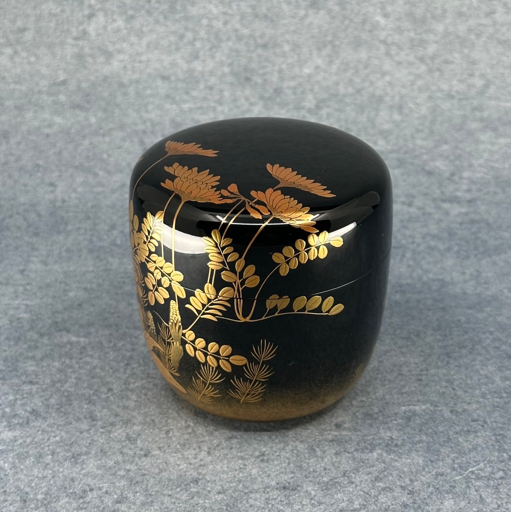 Natsume (boîte à thé japonaise) laque et or, décor de fleurs et herbes de Ikkō Kiyose