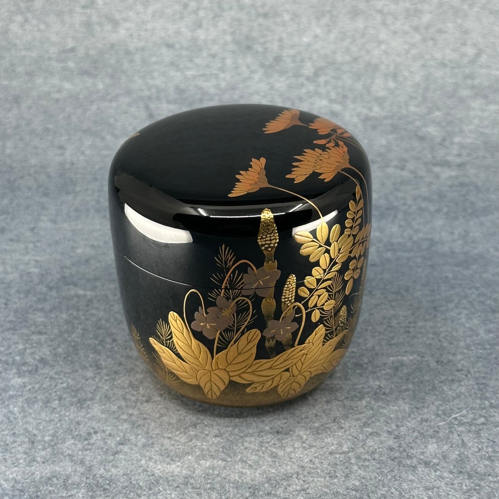Natsume (boîte à thé japonaise) laque et or, décor de fleurs et herbes de Ikkō Kiyose