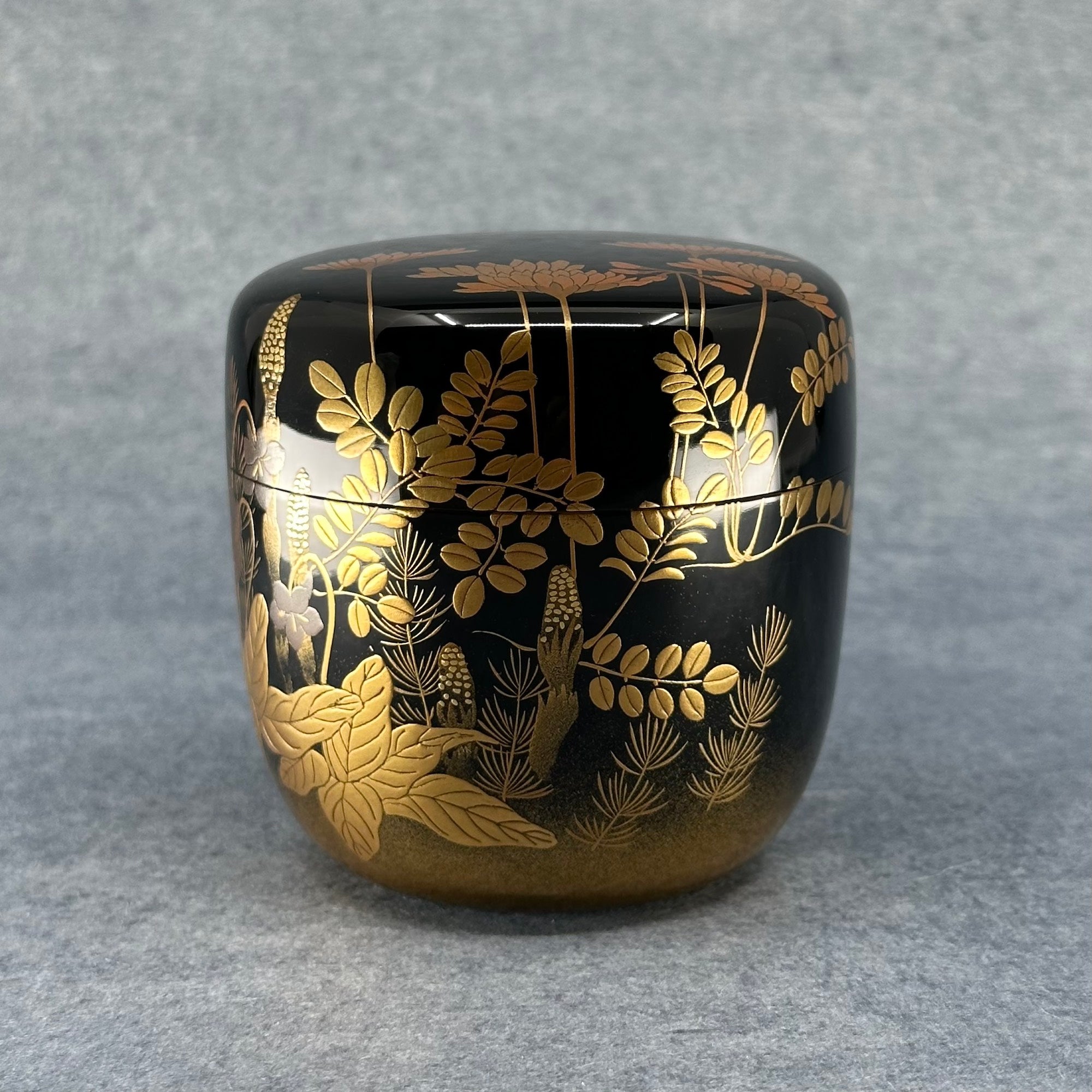 Natsume (boîte à thé japonaise) laque et or, décor de fleurs et herbes de Ikkō Kiyose