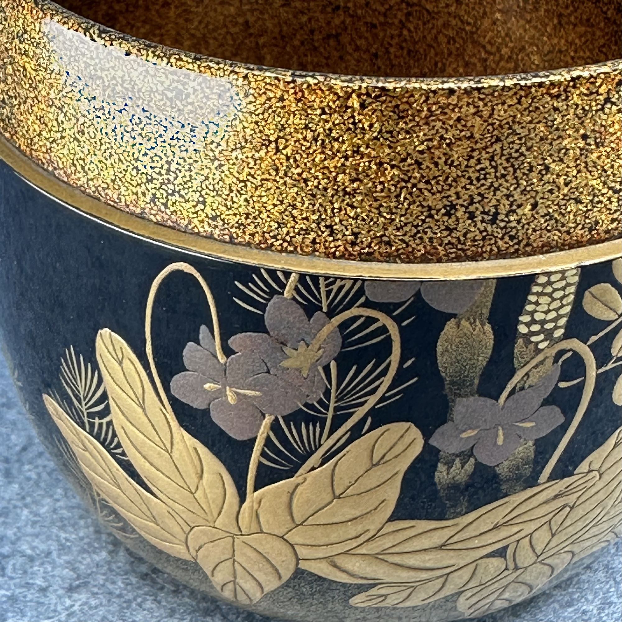 Natsume (boîte à thé japonaise) laque et or, décor de fleurs et herbes de Ikkō Kiyose