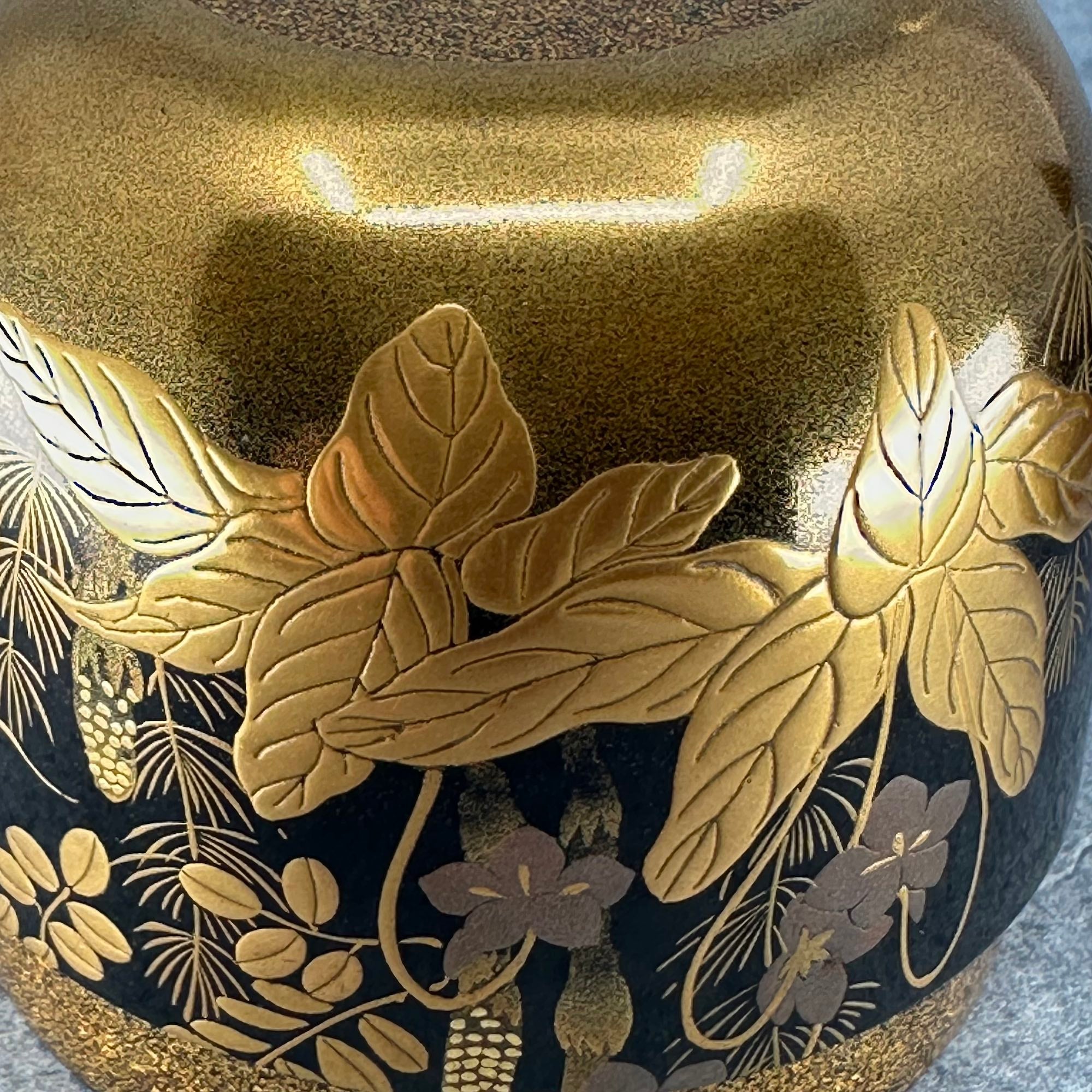Natsume (boîte à thé japonaise) laque et or, décor de fleurs et herbes de Ikkō Kiyose