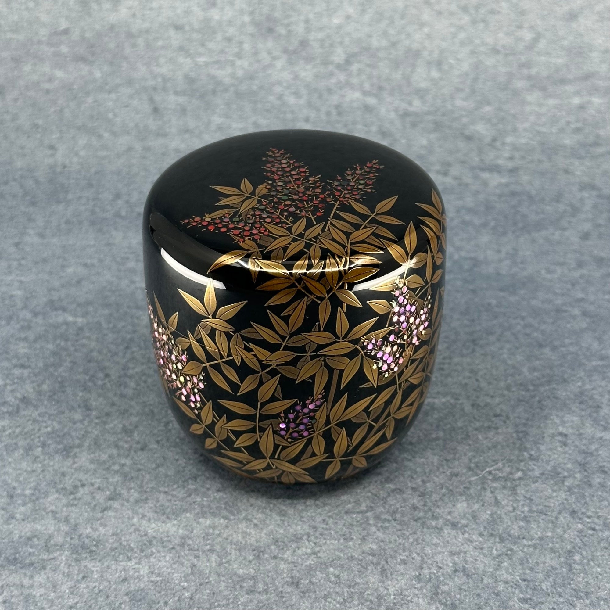 Natsume (Japanese tea caddy) in lacquer and gold, decorated with nanten (nandina) motifs by Sadaharu Higashino