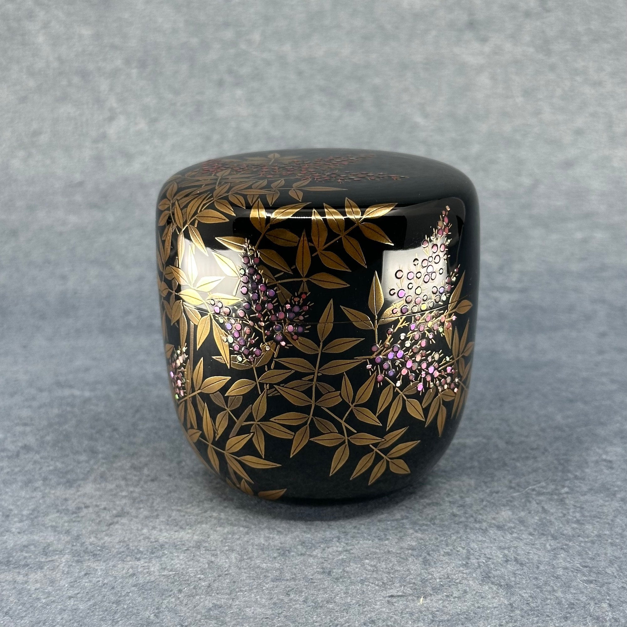 Natsume (Japanese tea caddy) in lacquer and gold, decorated with nanten (nandina) motifs by Sadaharu Higashino